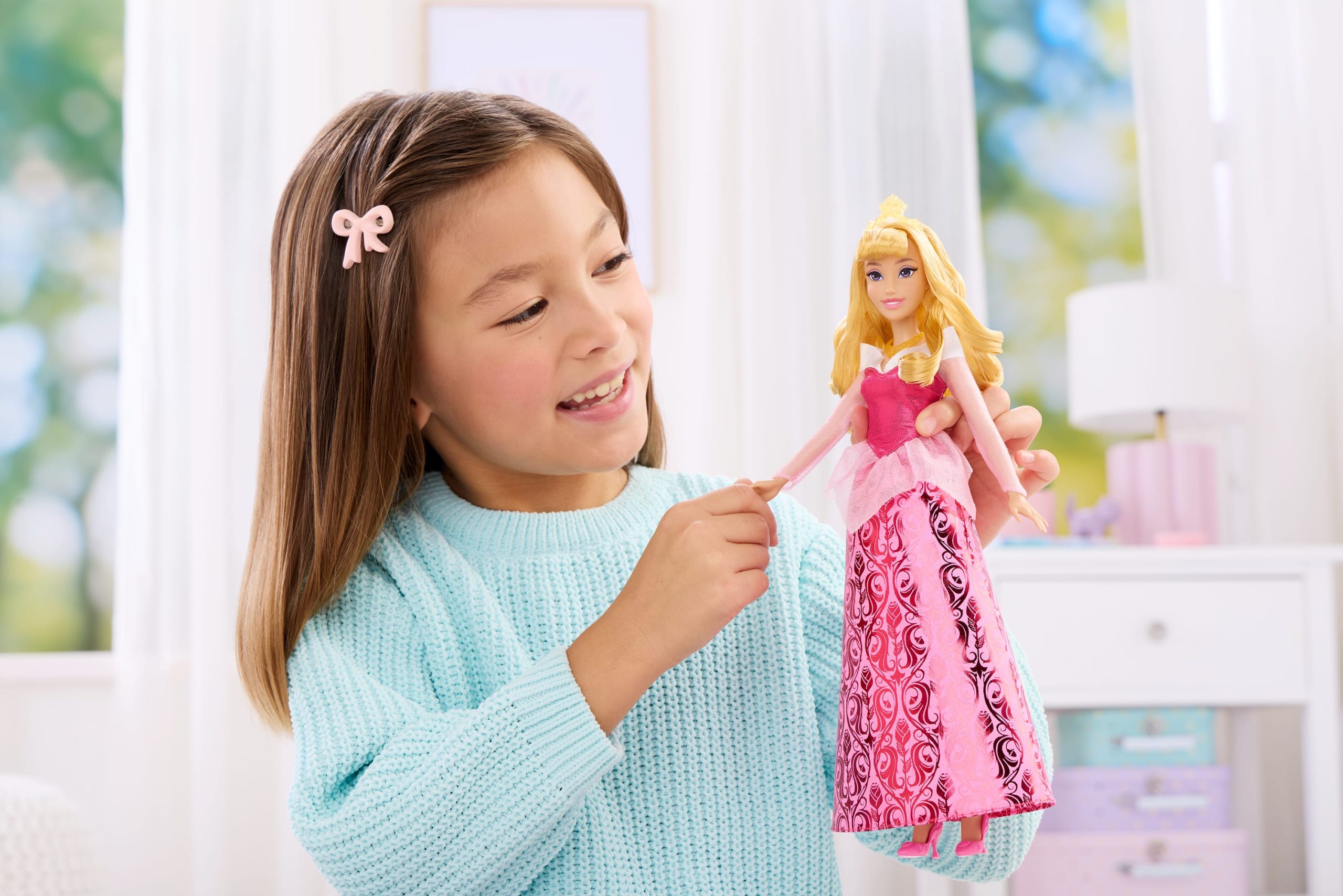 Disney Princess Enchanted Stories Aurora Fashion Doll With Sparkling Dress & Accessories. Posable - Image 2