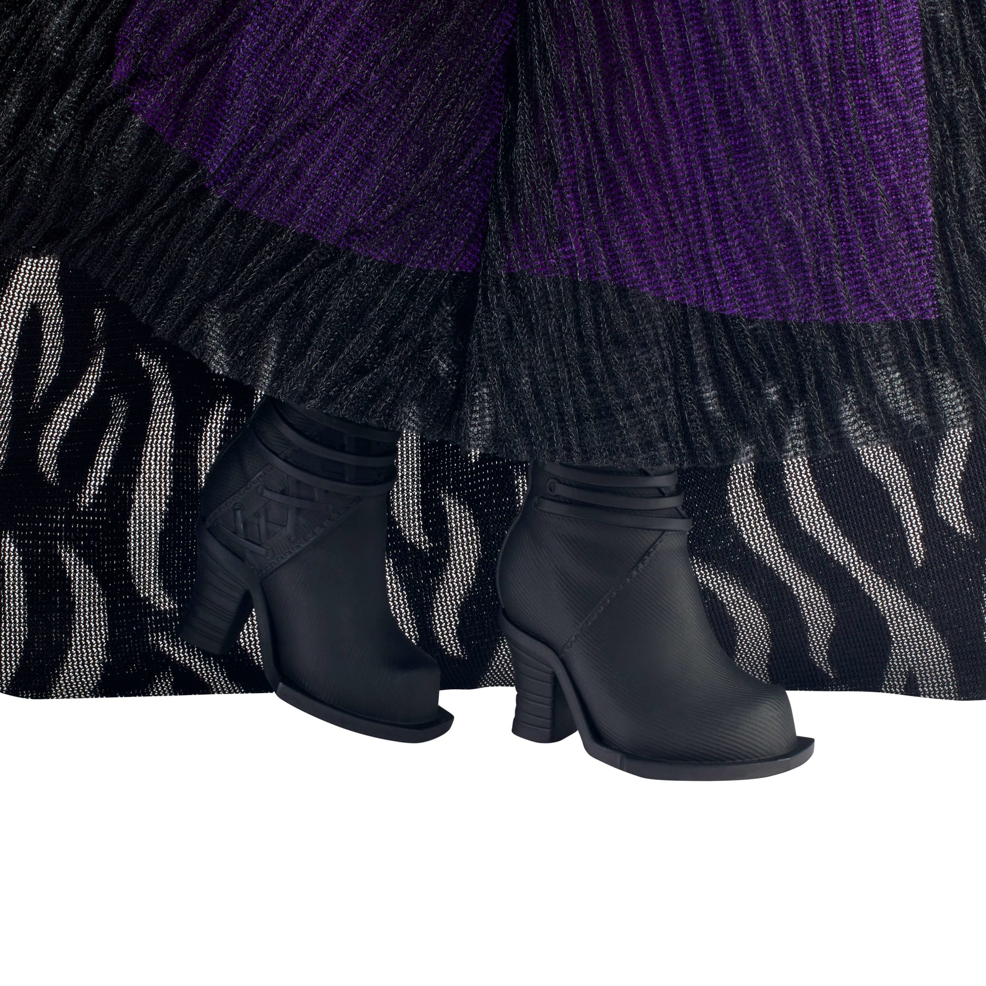 Wicked Deluxe Elphaba Fashion Doll and Accessories - Image 5