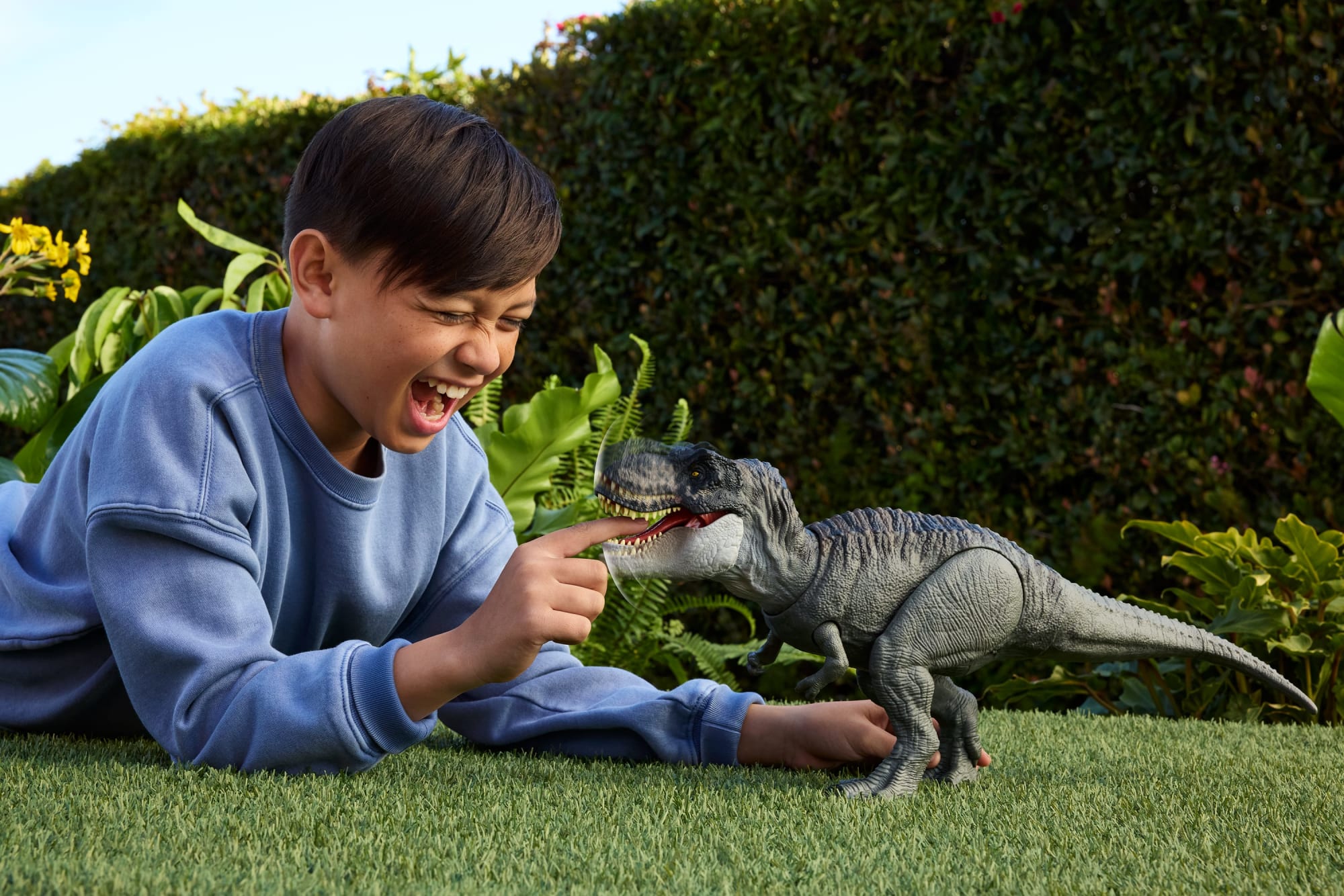 Jurassic World Rebirth Power Devour Tyrannosaurus Rex Dinosaur Figure. Constant Chomp Lights & Sound - Image 2