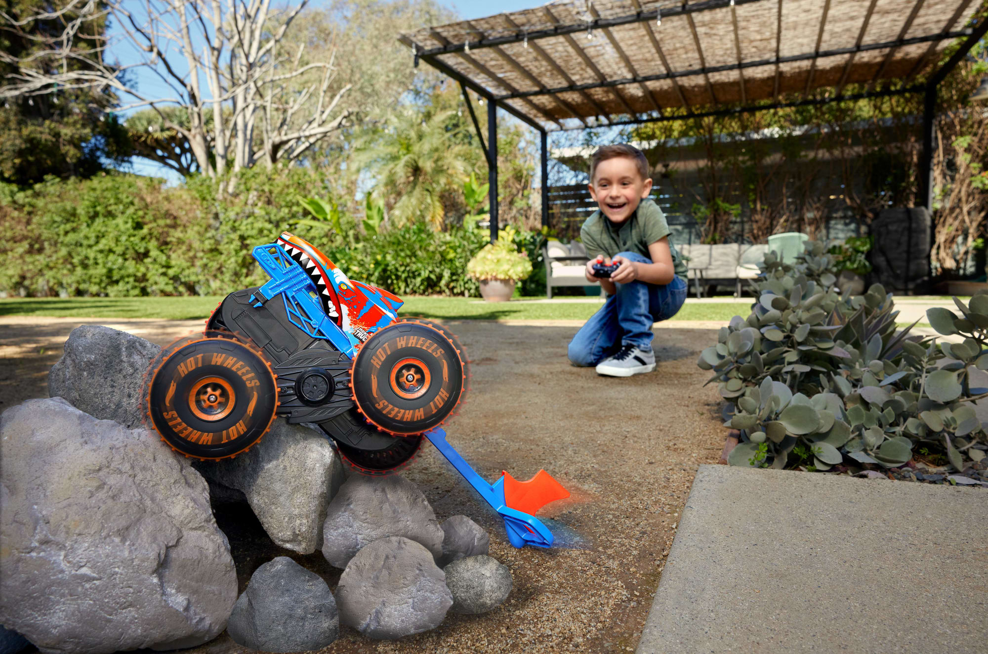 Hot Wheels Monster Trucks Tiger Shark Climber RC Vehicle. Battery-Powered Remote-Control Toy Truck - Image 2