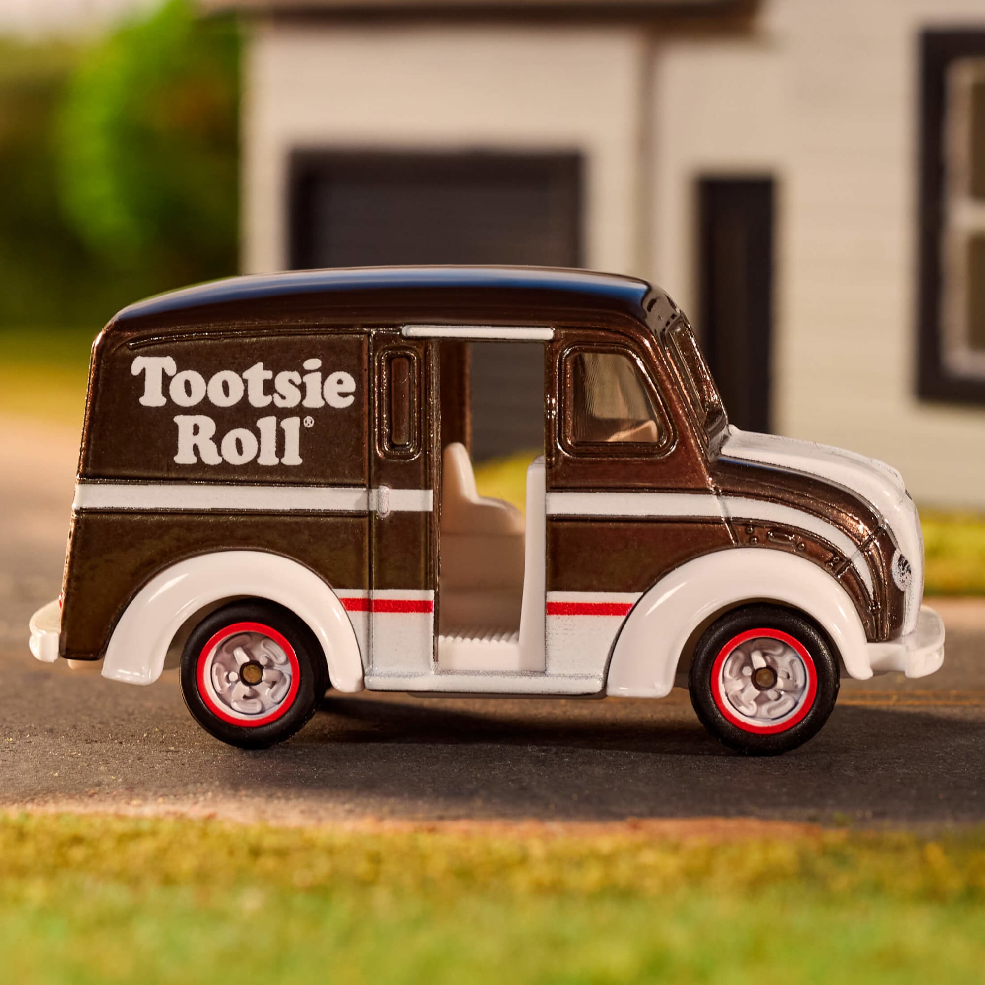 Matchbox Tootsie Roll Divco Milk Truck - Image 3
