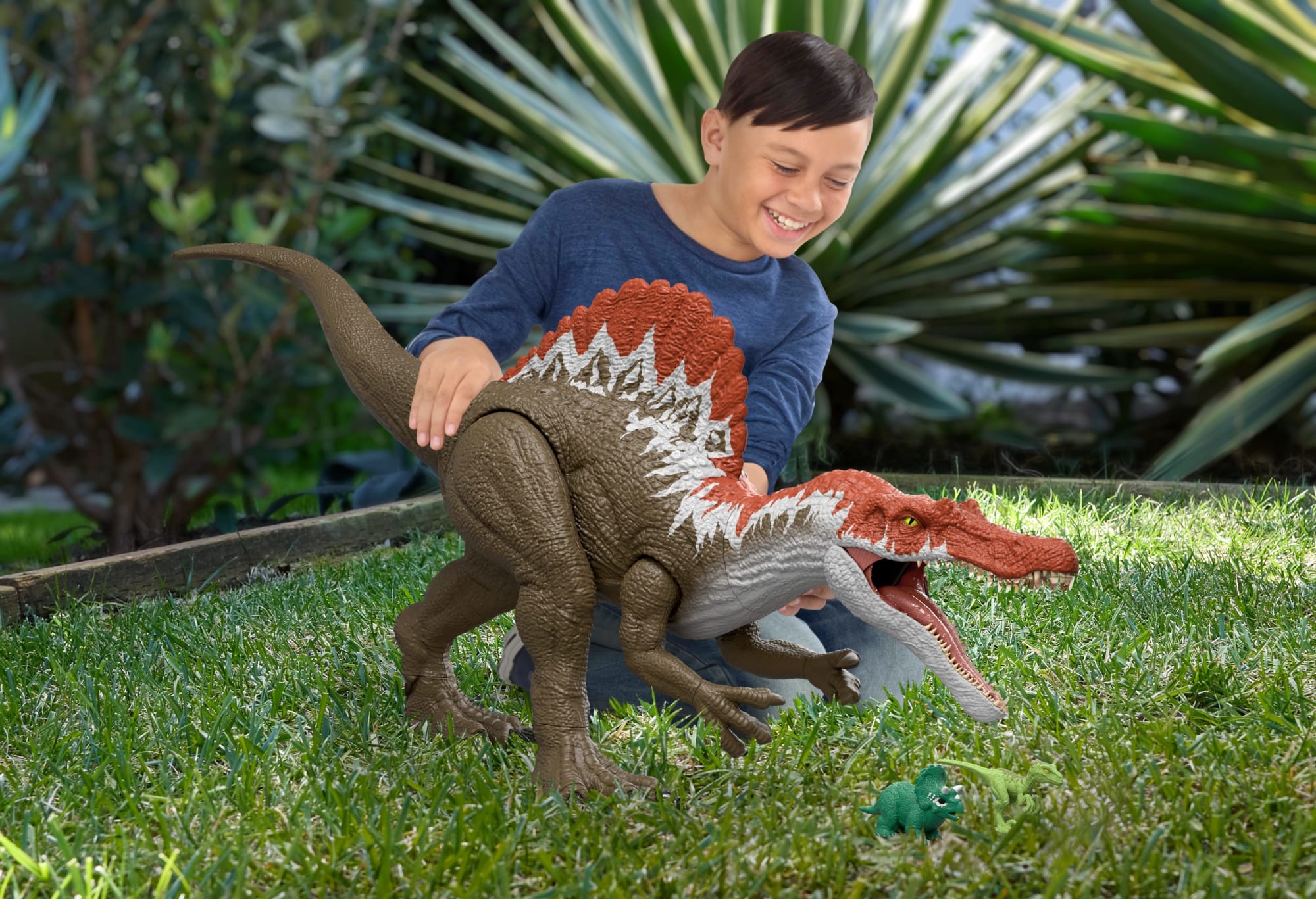 Jurassic World Super Colossal Spinosaurus Pack. 36 inch Long Dinosaur Toy & 2 Mini Figures - Image 2