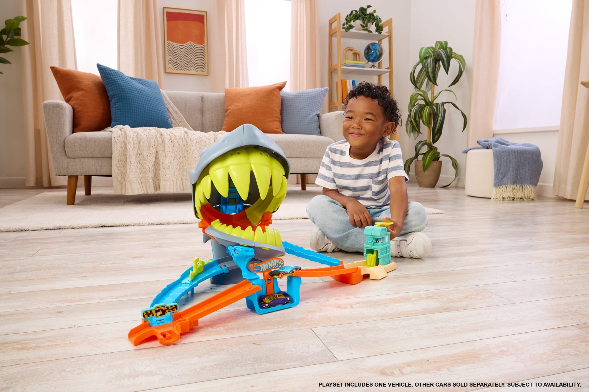 Hot Wheels City Shark Chomp Beach Playset & 1:64 Scale Die-Cast Toy Car. Big Win Moment - Image 2