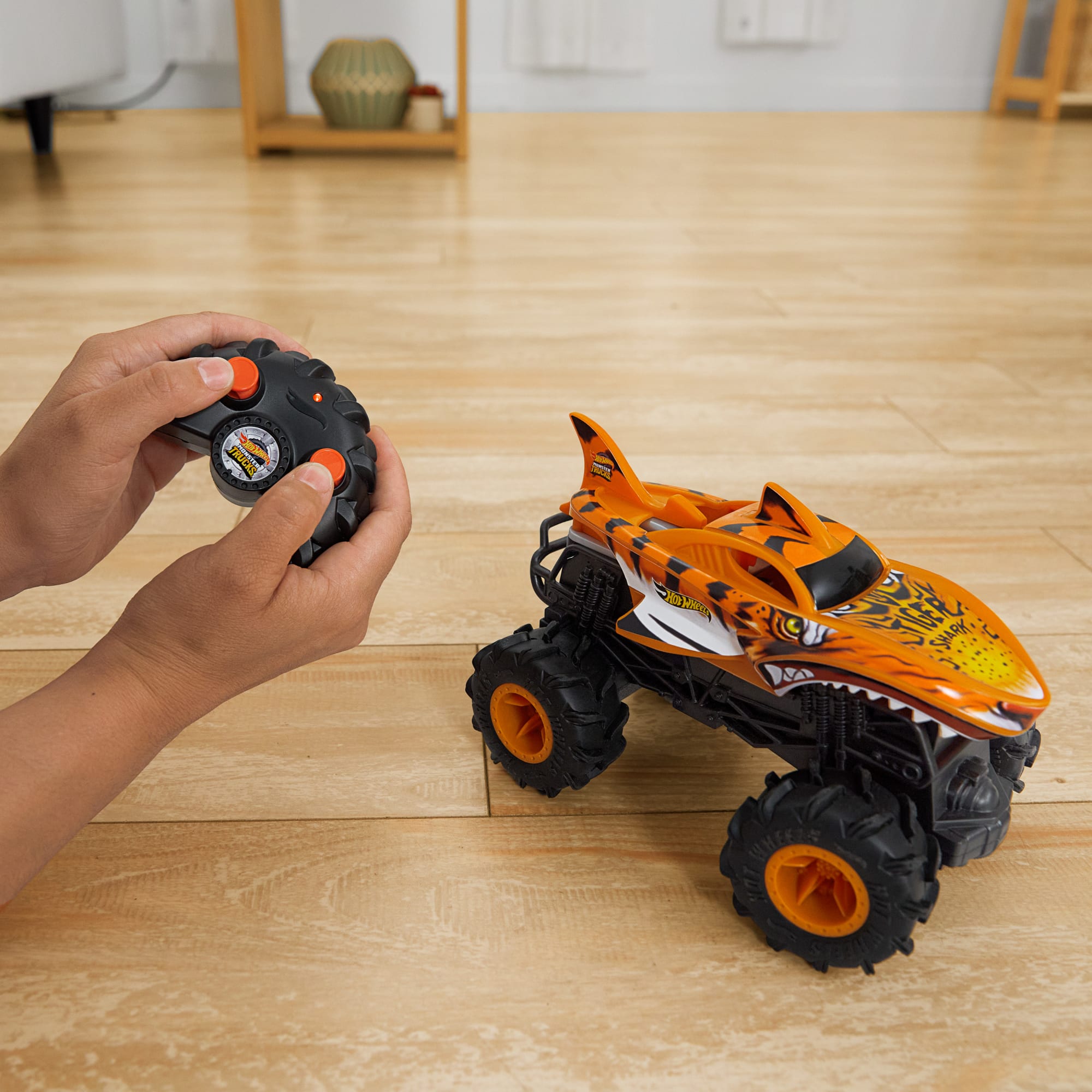 Hot Wheels Monster Trucks Vehículo a Control Remoto Tiger Shark Escala 1:24 - Image 3
