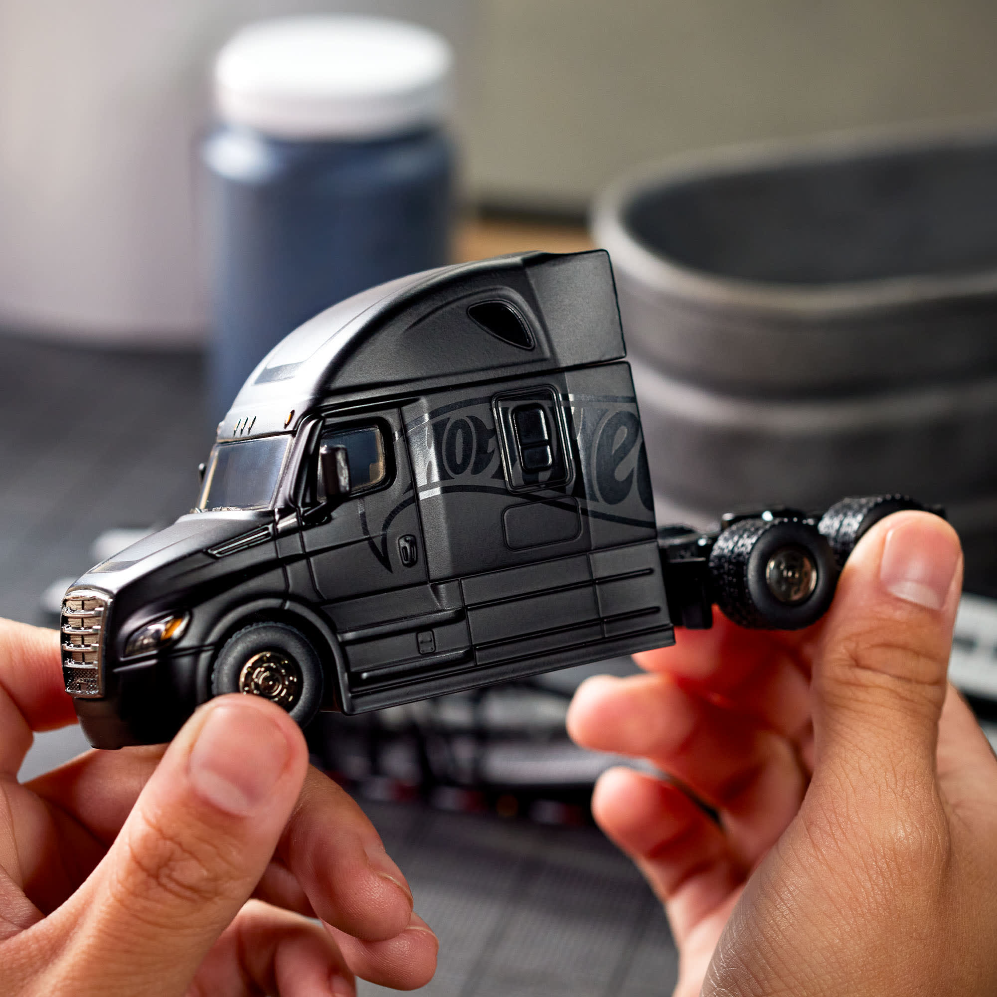 Hot Wheels Elite 64 Freightliner Cascadia - Image 16