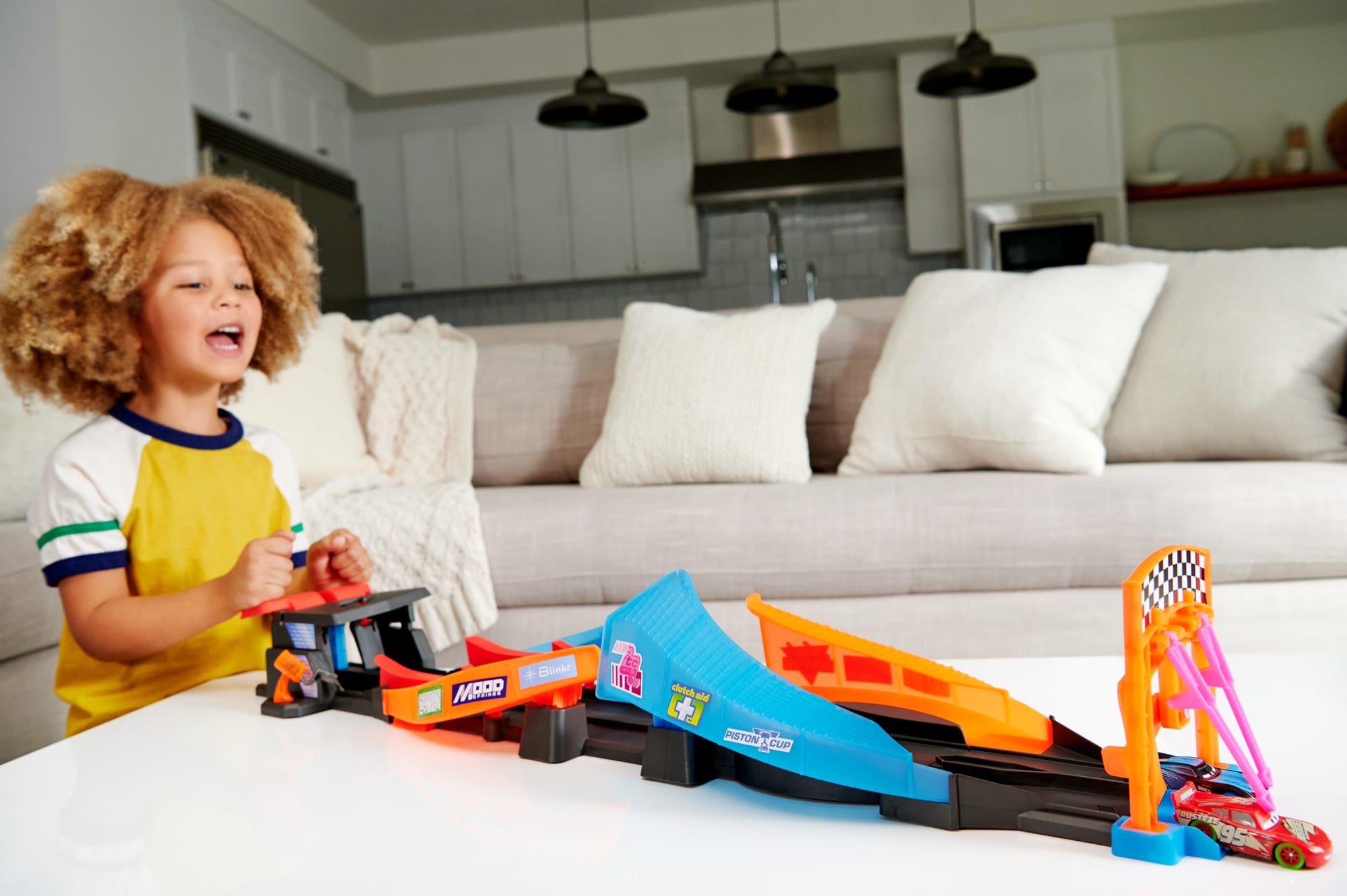 Disney And Pixar Cars Glow Racers Launch & Criss-Cross Playset With 2 Glow-in-The-Dark Vehicles - Image 2