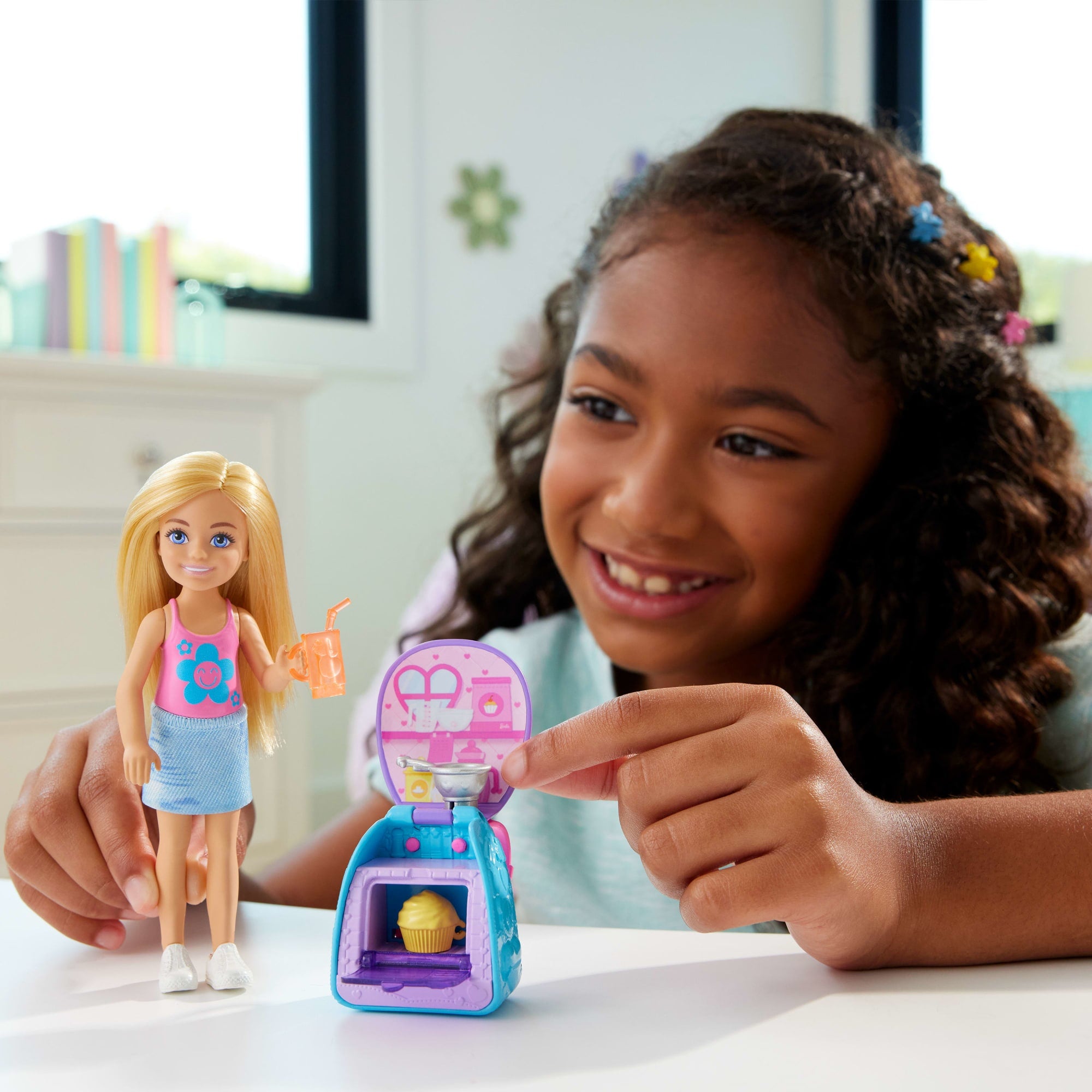 Barbie Set de Juego Chelsea Mochila para Hornear Cupcakes - Image 2