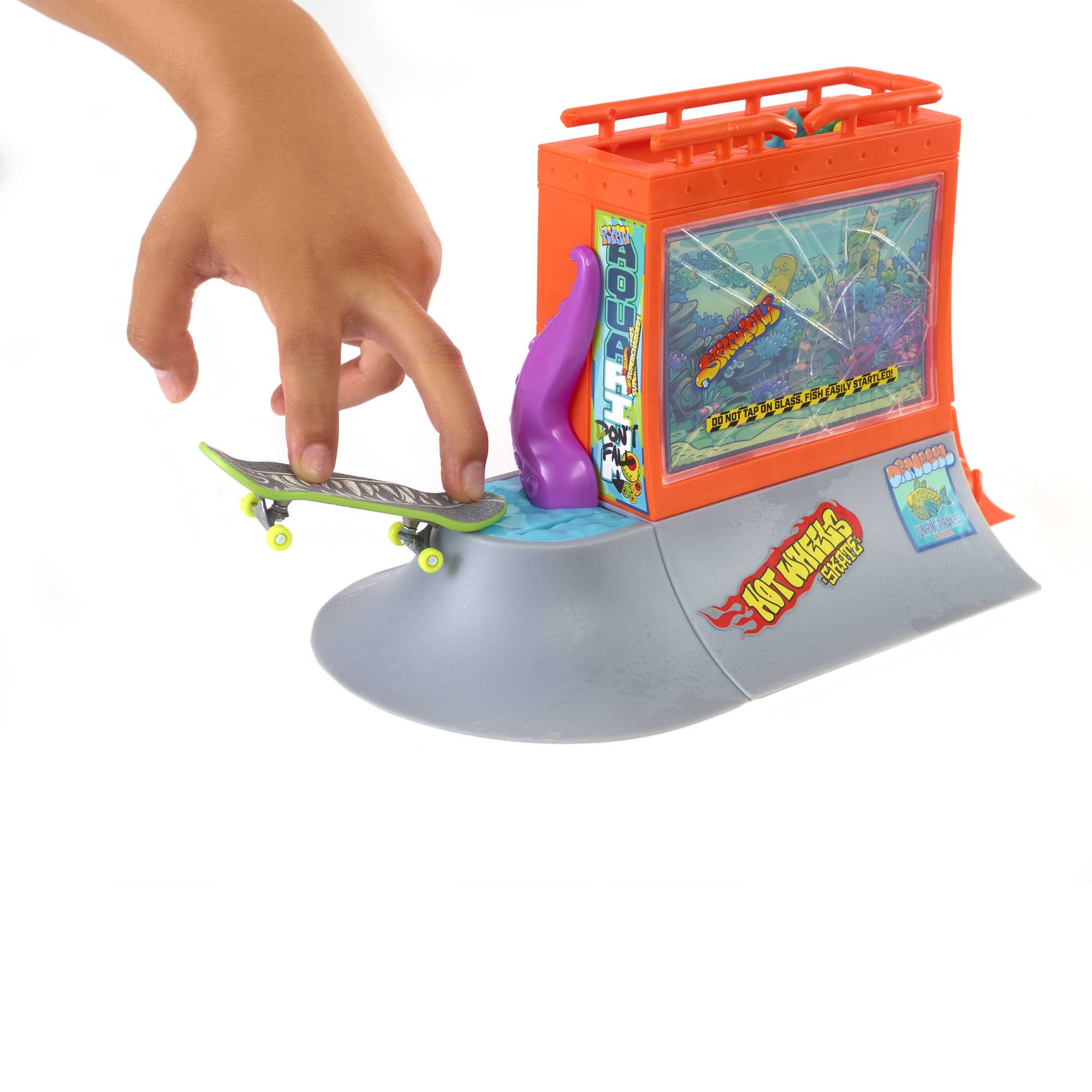 Hot Wheels Skate Aquarium Skatepark Set With Tony Hawk Fingerboard & Skate Shoes - Image 4