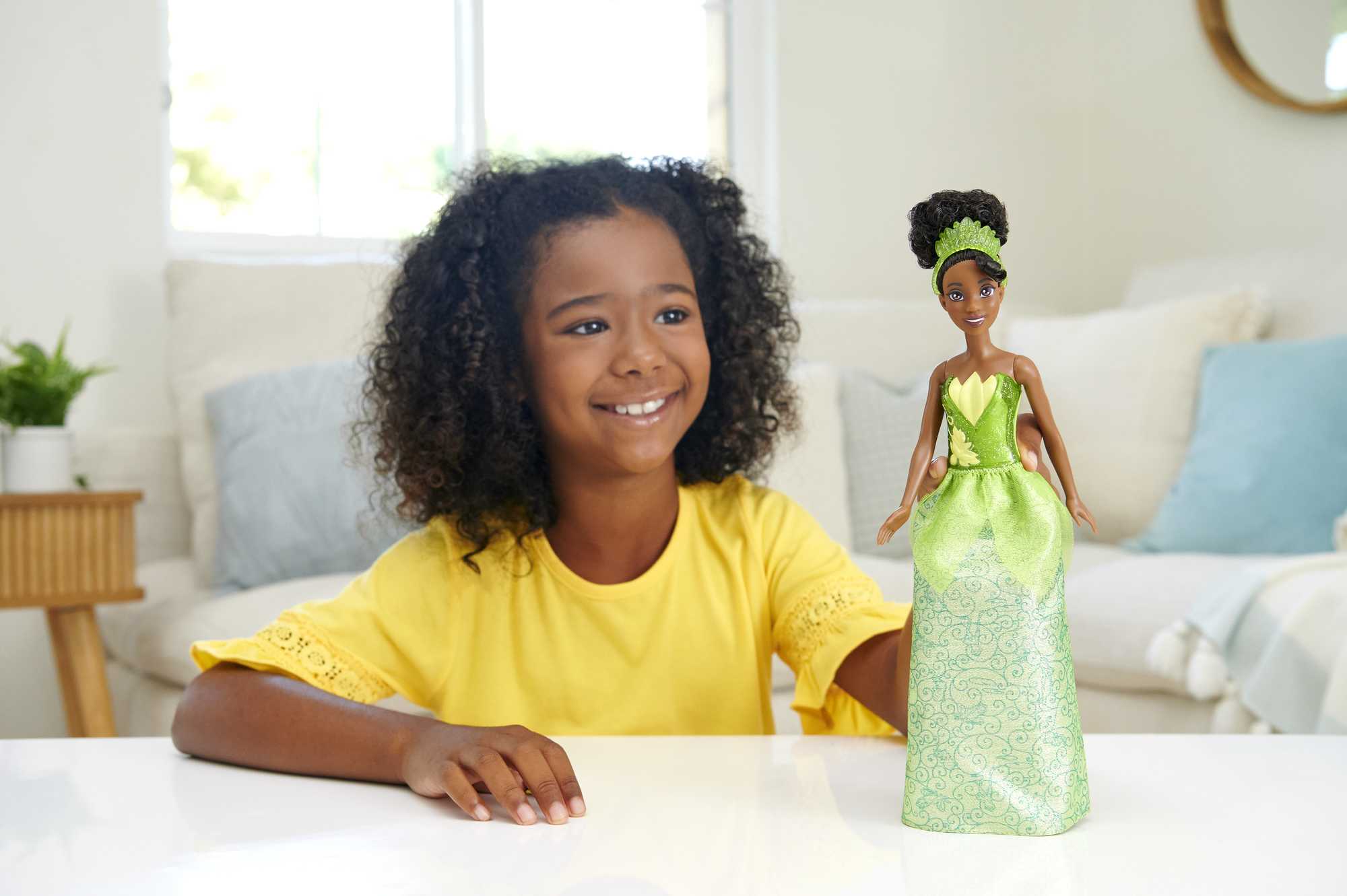 Disney Princess Toys. Tiana Fashion Doll And Accessories - Image 2
