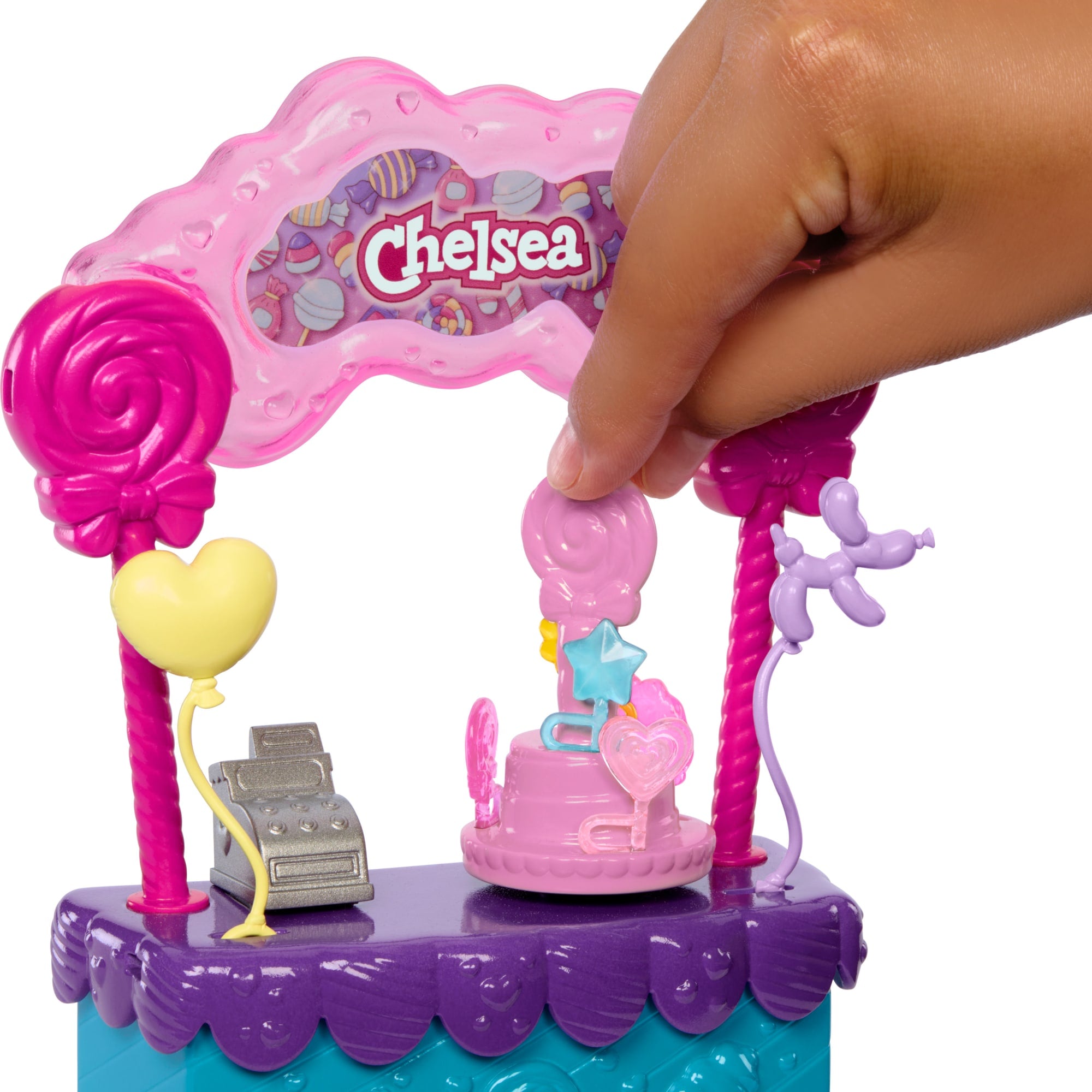 Barbie Poupée Chelsea et Kiosque à Sucettes et Bonbons. 10Éléments - Image 3