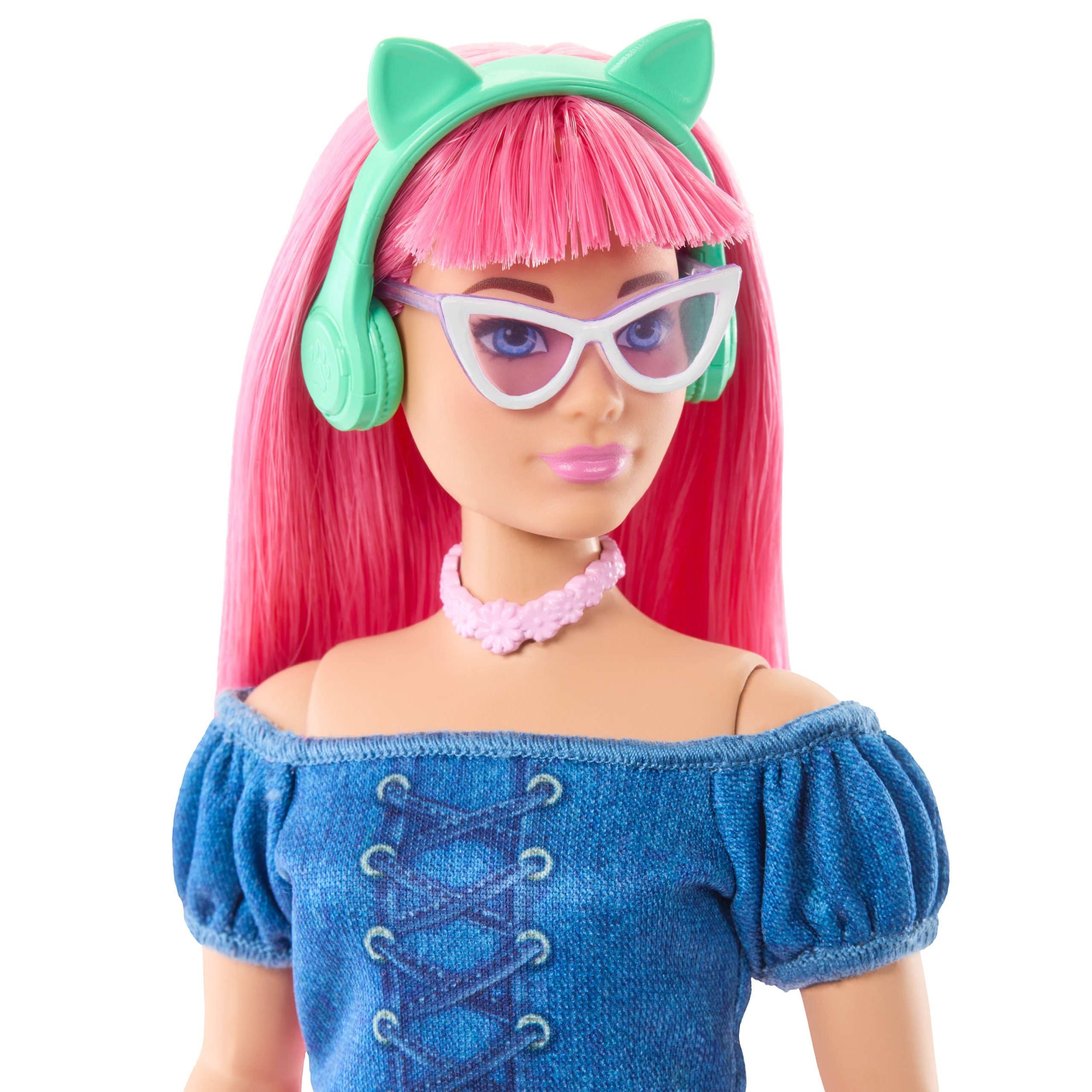 Barbie Mysteries: Beach Detectives Daisy Doll in Signature Outfit With Pet & Accessories - Image 2