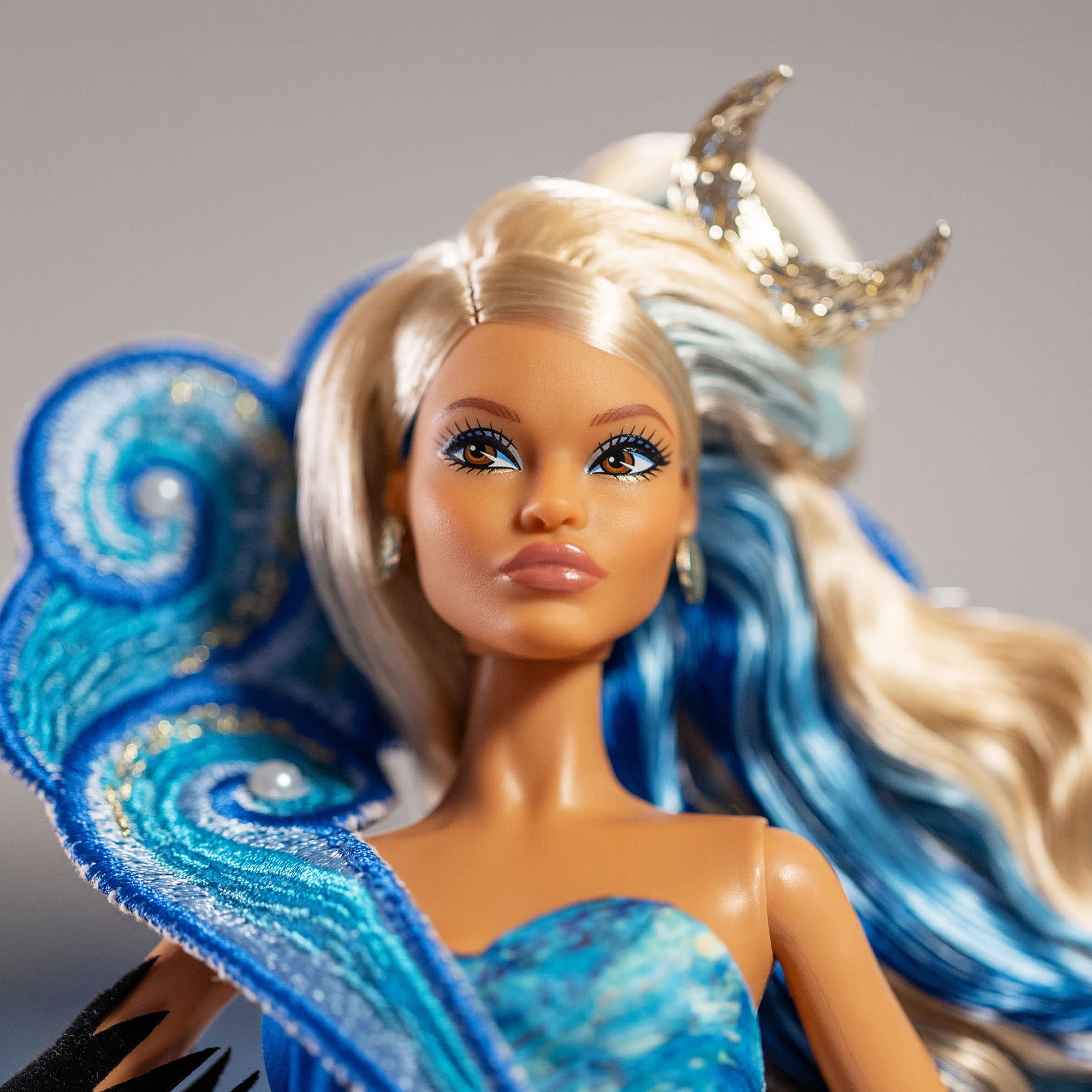 Barbie x MoMA Vincent van Gogh Doll - Image 2