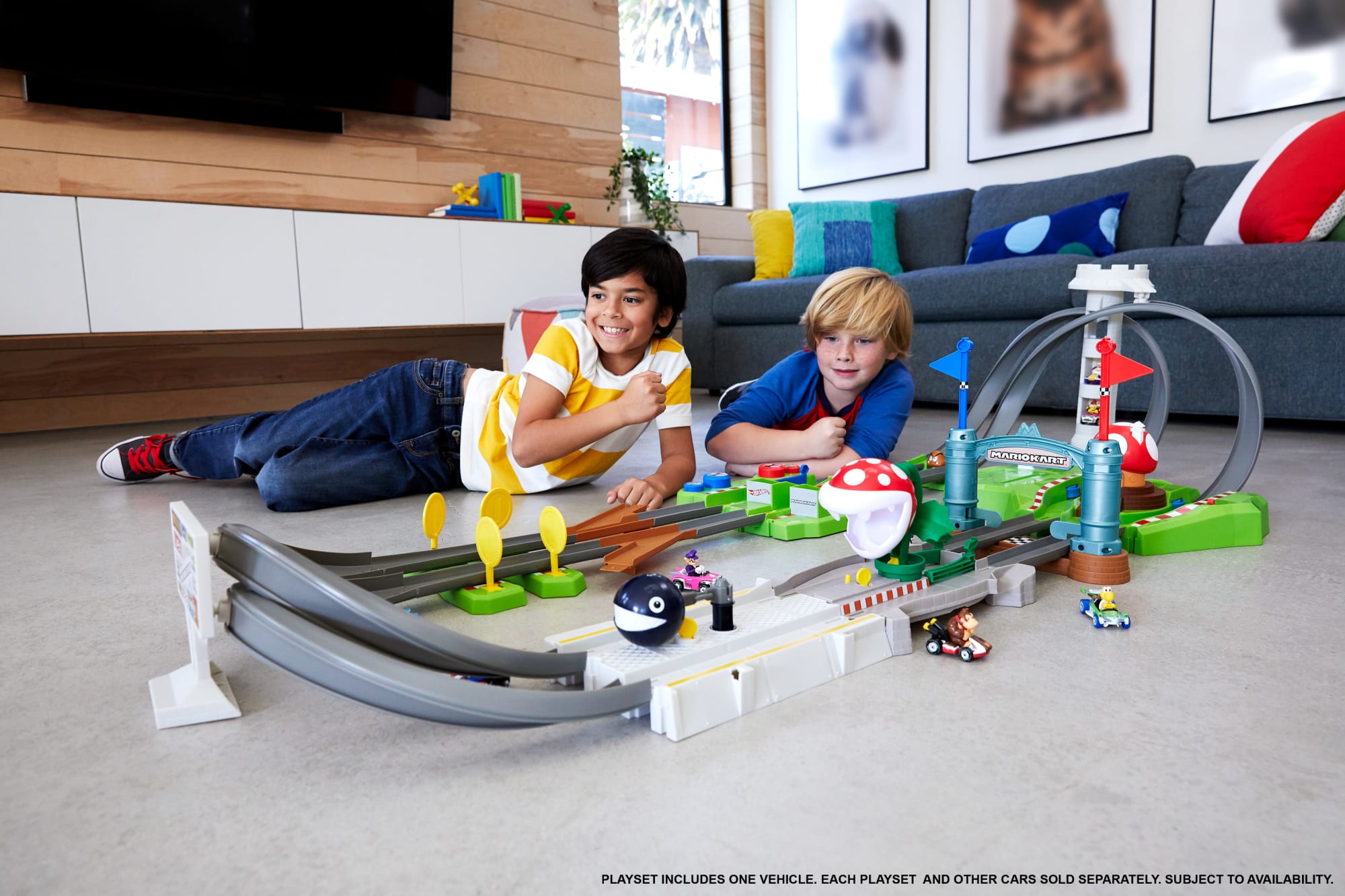 Hot Wheels Mario Kart Circuit Track Set & 2 Mario & Yoshi Karts Vehicles - Image 2