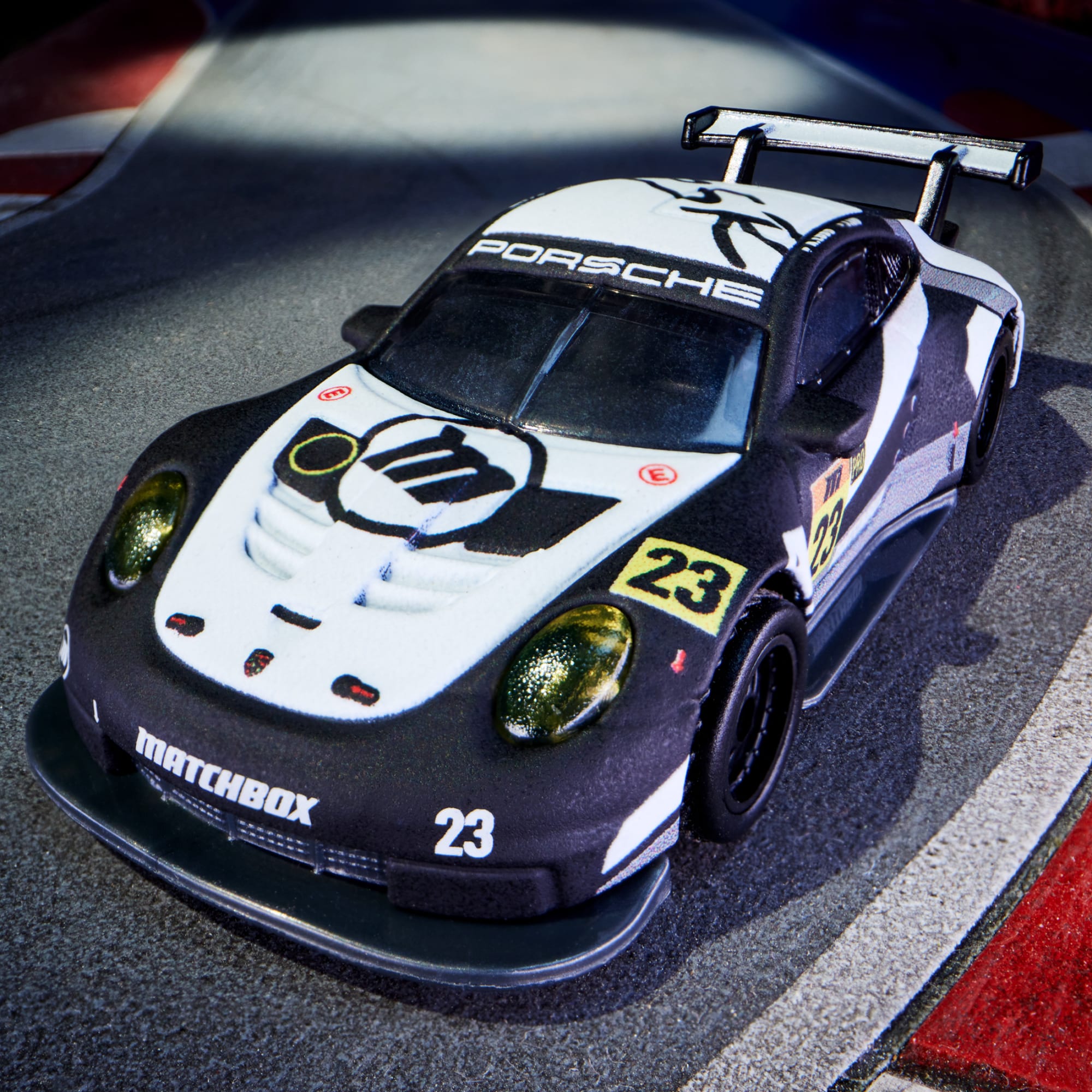 Matchbox Porsche 911 RSR - Image 10