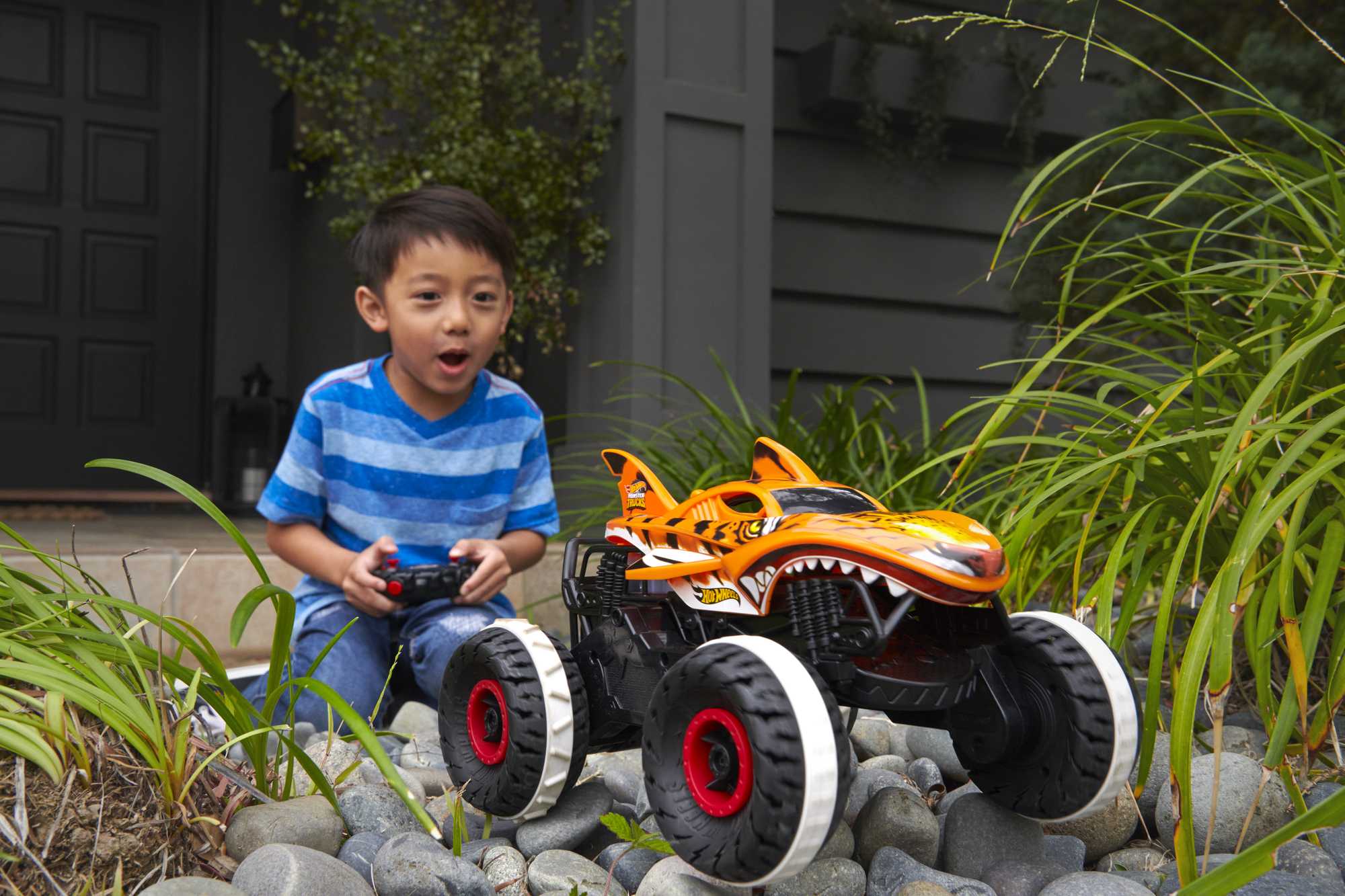 Hot Wheels Monster Trucks Unstoppable Tiger Shark RC Vehicle - Image 2
