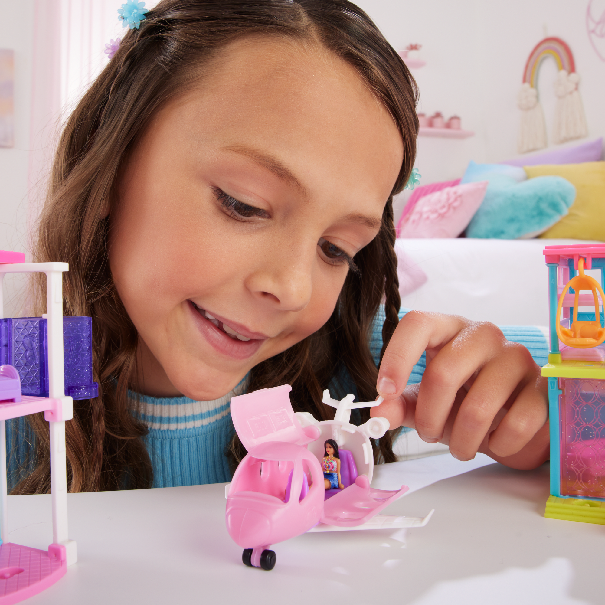 Barbie Mini Barbieland Doll & Vehicle Set With 1.5-inch Doll & Dreamplane With Color-Change - Image 2