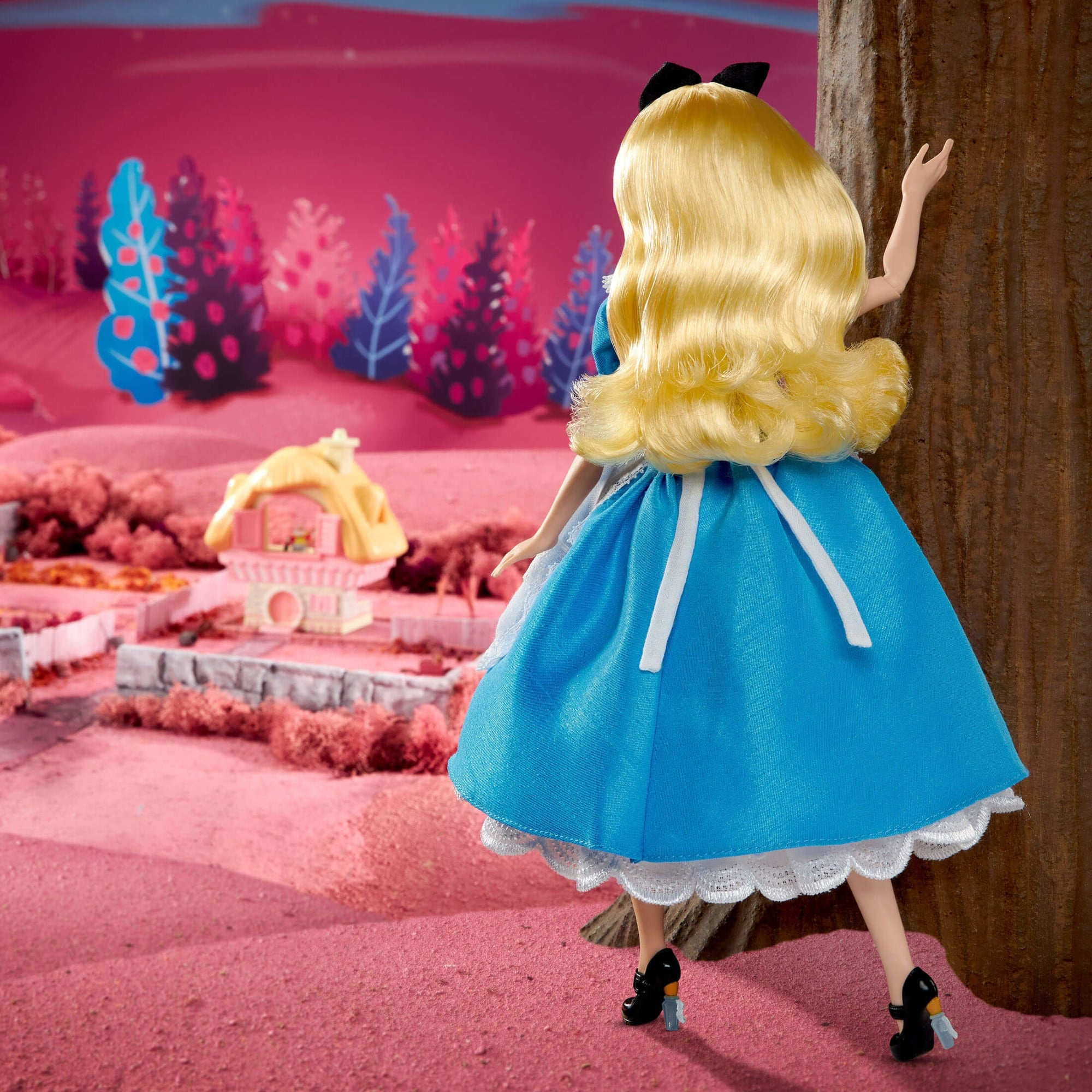 Disney Collector Alice in Wonderland Doll - Image 7