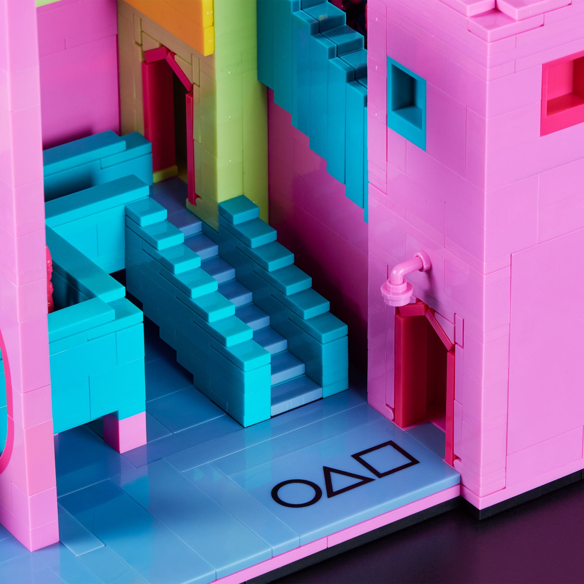 MEGA Squid Game Staircase Collector Building Set - Image 5
