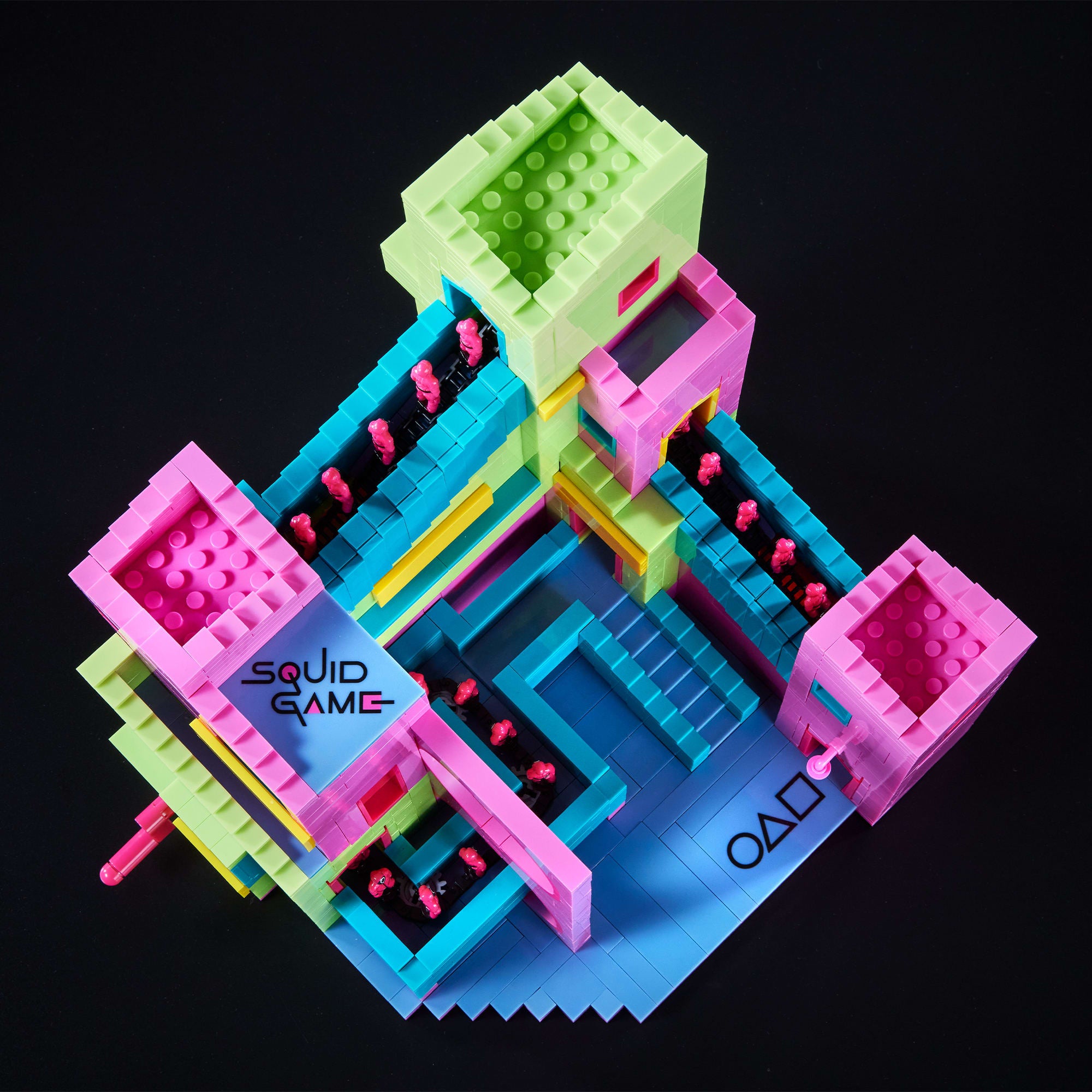 MEGA Squid Game Staircase Collector Building Set - Image 12
