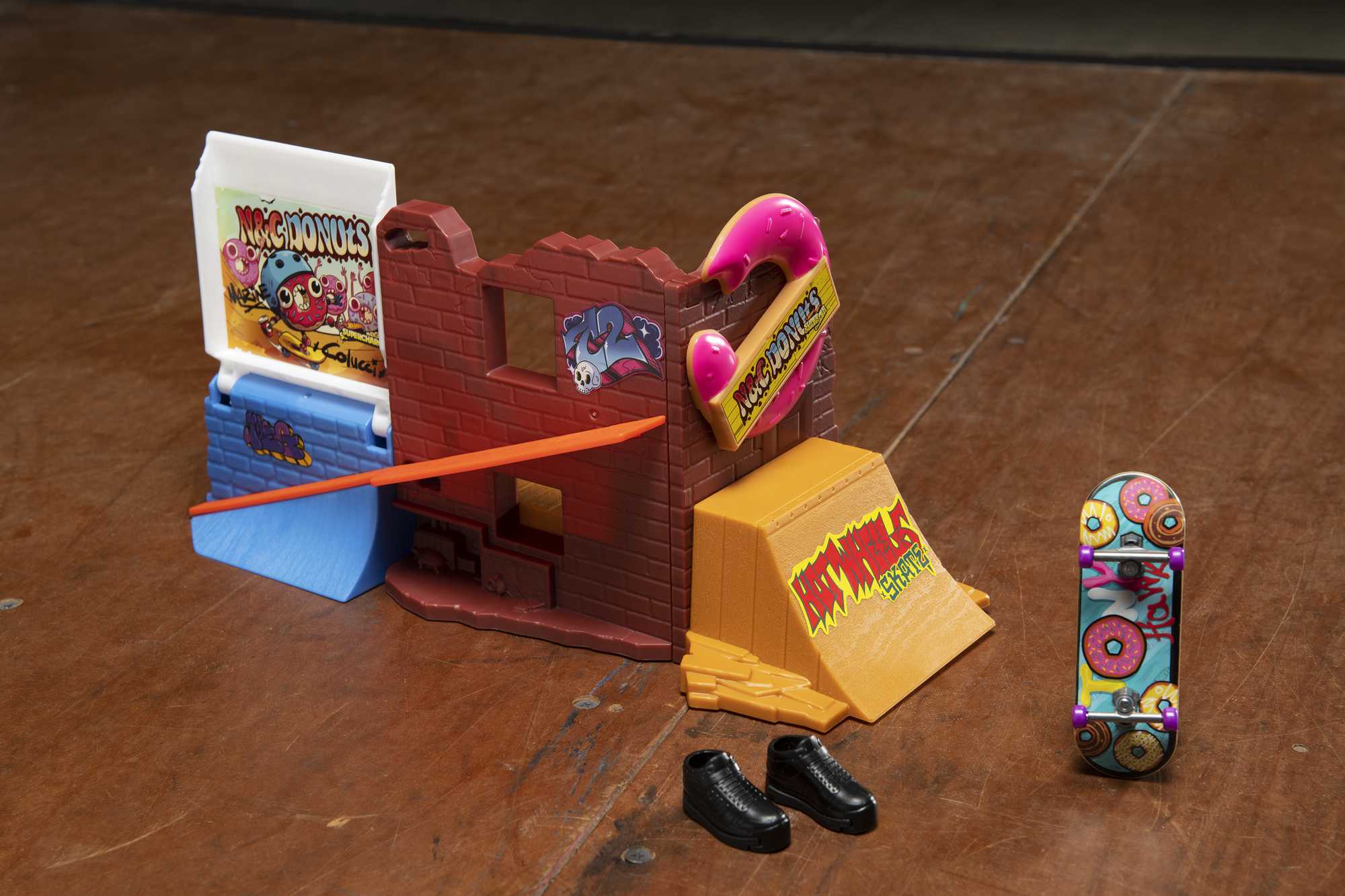 Hot Wheels Skate Donut Skatepark With Tony Hawk Fingerboard & Pair Of Skate Shoes - Image 2
