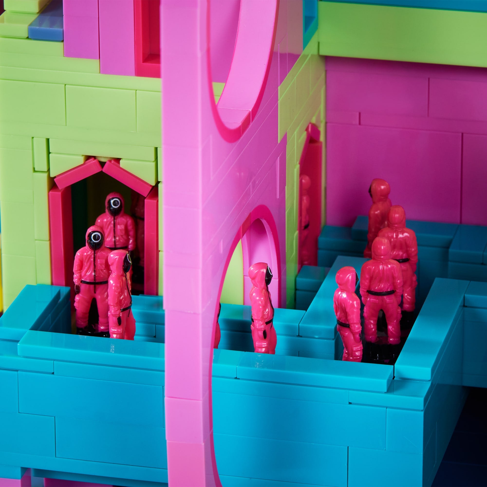 MEGA Squid Game Staircase Collector Building Set - Image 4