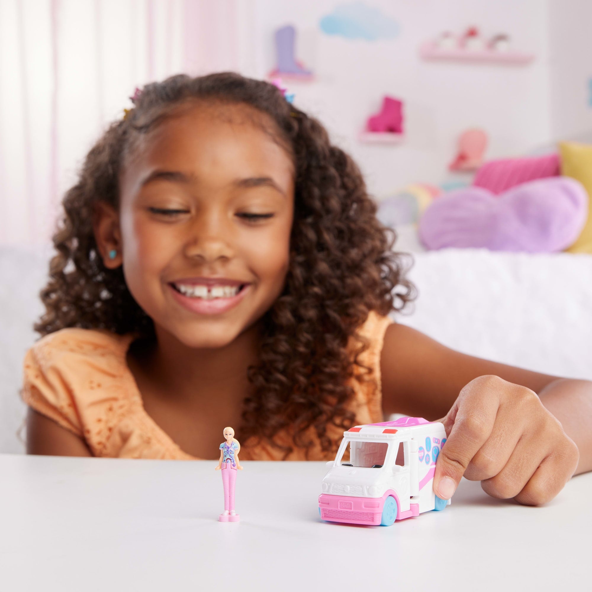 Barbie Mini Barbieland Coffret et Poupée Véhicule Médical - Image 2