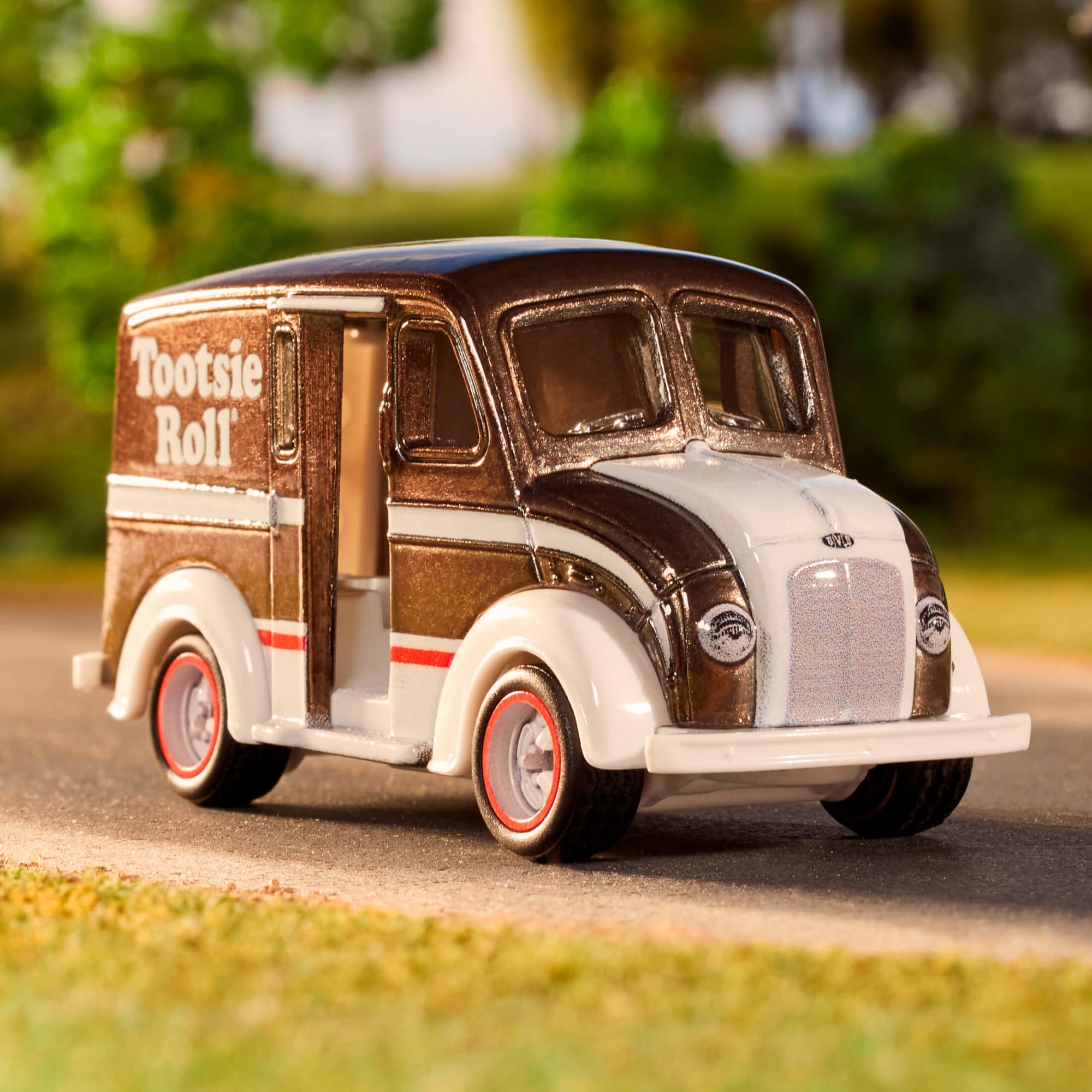 Matchbox Tootsie Roll Divco Milk Truck - Image 2