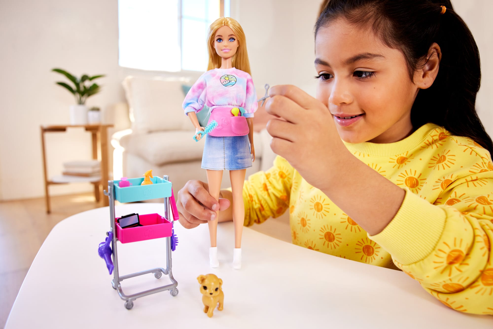 Barbie Malibu Coffret de Jeu Poupée Coiffeuse et 14 Accessoires - Image 2