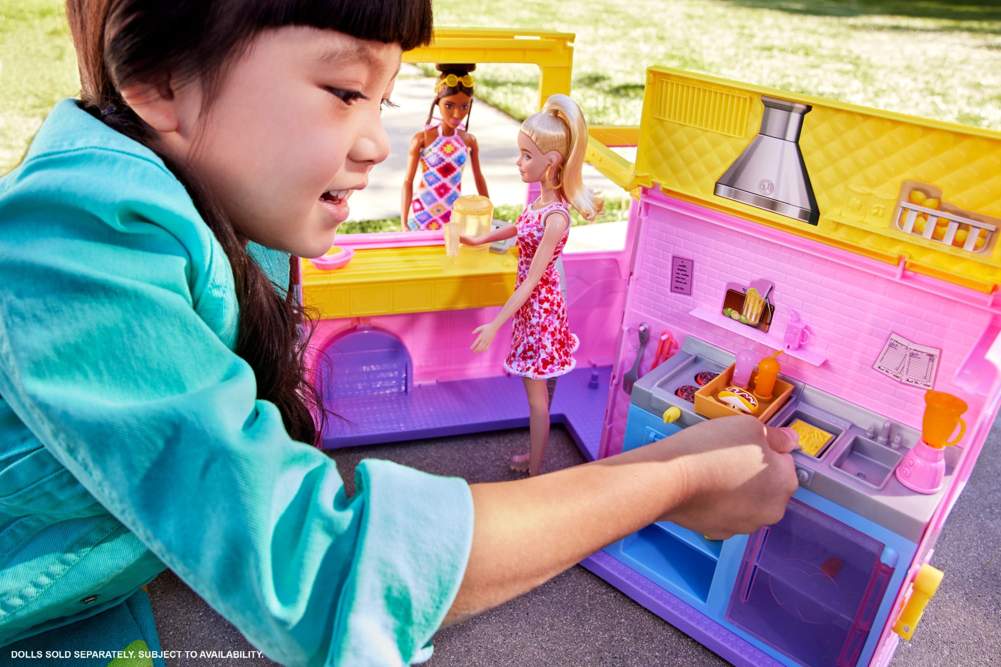 Barbie Sets. Lemonade Truck Playset With 25 Pieces - Image 2