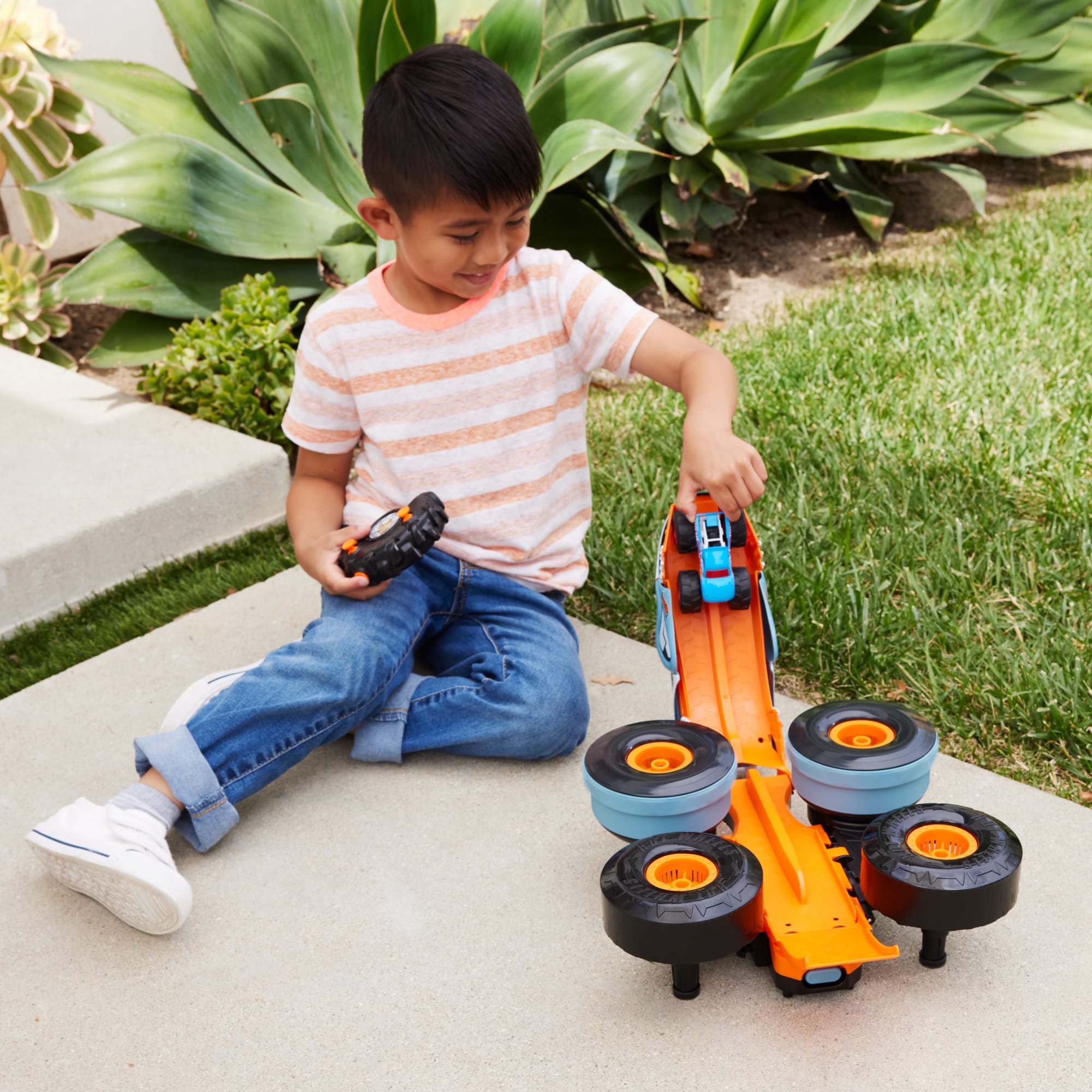 Hot Wheels Monster Trucks HW Transforming Rhinomite RC in 1:12 Scale With 1:64 Scale Toy Truck - Image 2