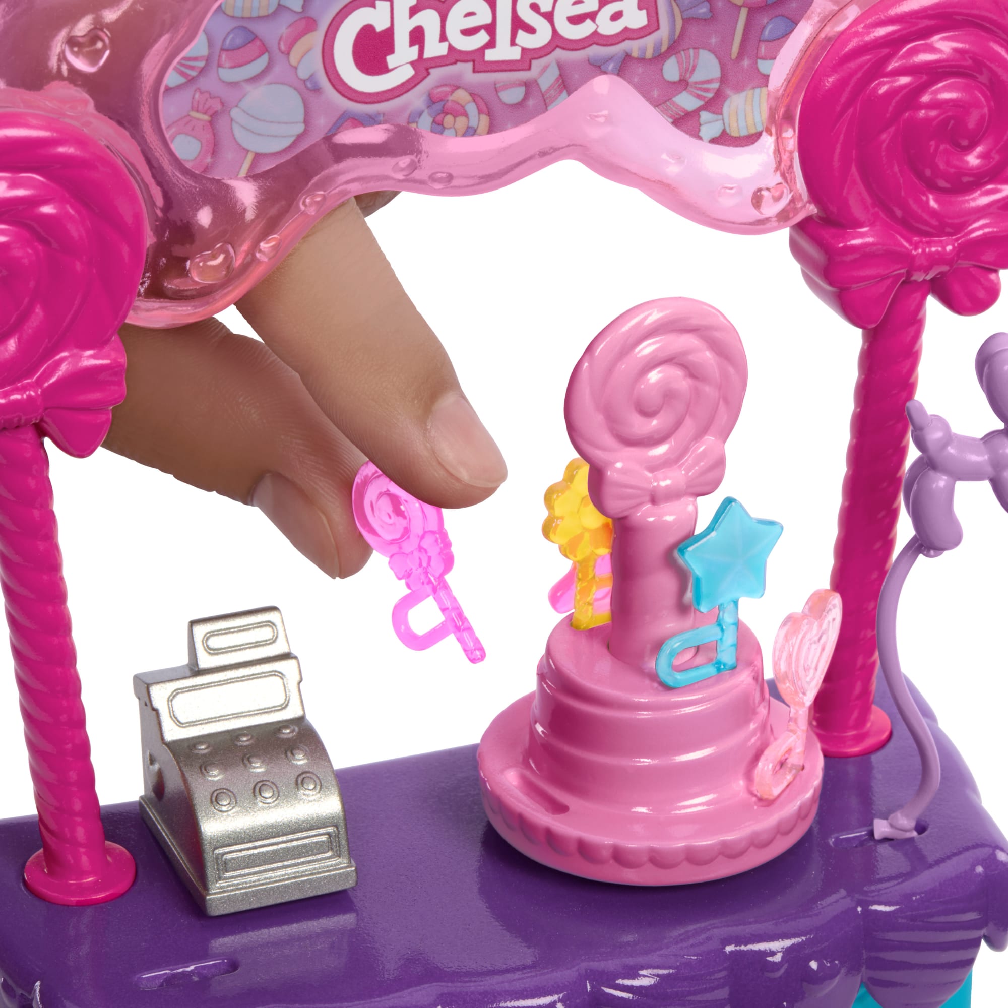 Barbie Poupée Chelsea et Kiosque à Sucettes et Bonbons. 10Éléments - Image 2