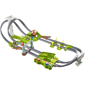 Hot Wheels Mario Kart Circuit Track Set & 2 Mario & Yoshi Karts Vehicles