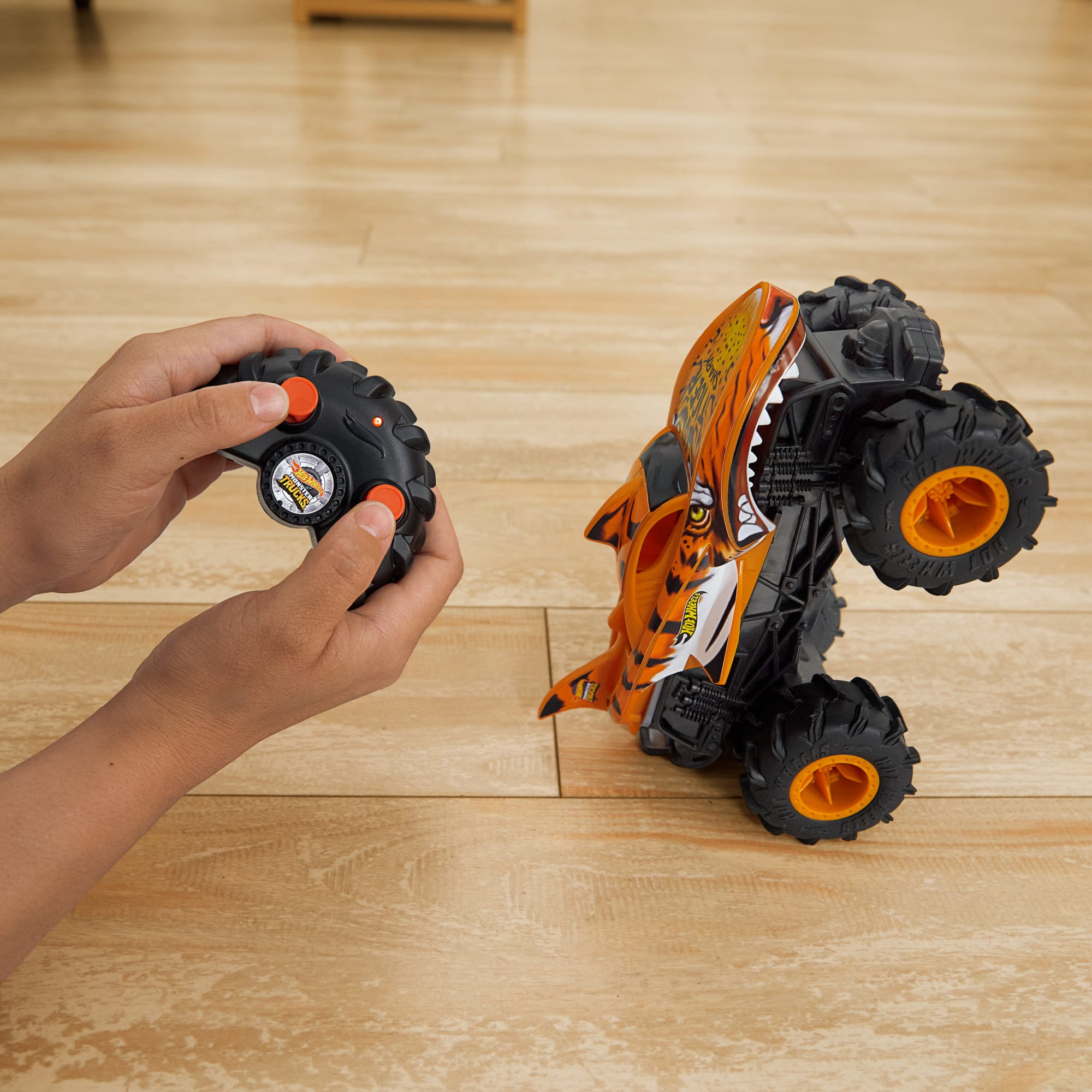 Hot Wheels Monster Trucks Vehículo a Control Remoto Tiger Shark Escala 1:24 - Image 4