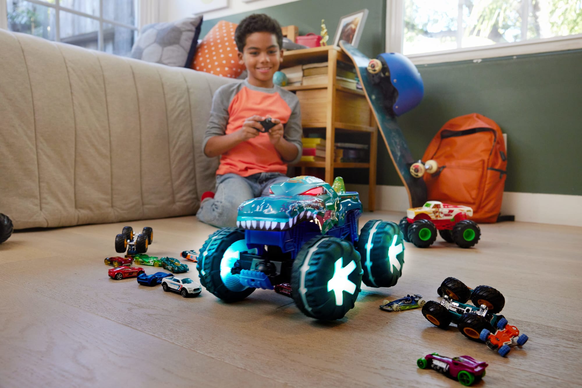 Hot Wheels Monster Trucks 1:15 Scale MEGA-Wrex Alive Remote-Control Vehicle. Battery-Powered RC With interactive Lights & Sounds - Image 2