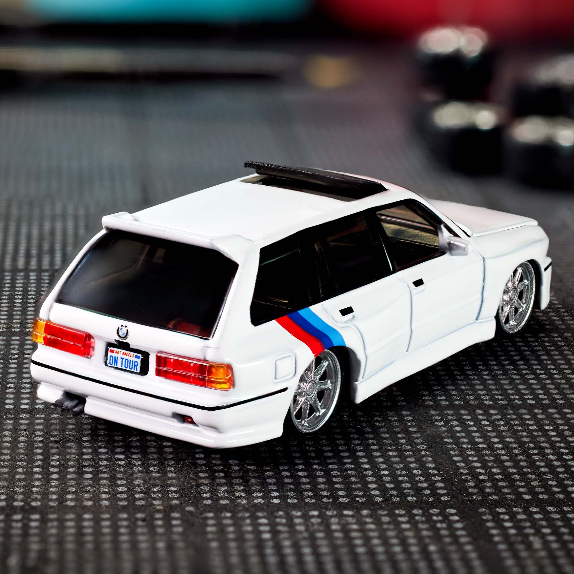 Hot Wheels Elite 64 1990 BMW 318i Touring - Image 2
