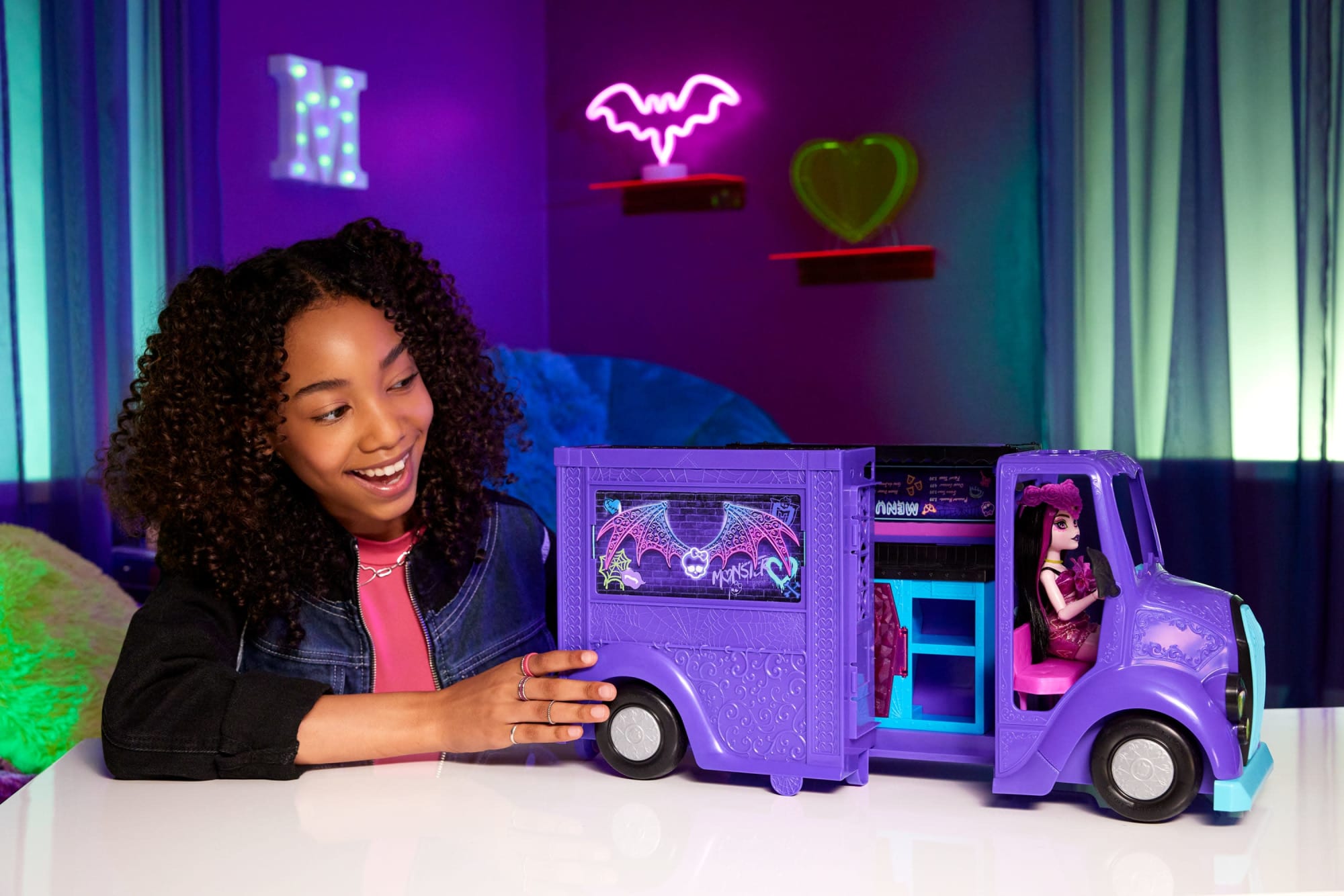 Monster High Draculaura Doll And Fangtastic Rockin' Food Truck Playset With 13+ Themed Accessoriescessories - Image 2