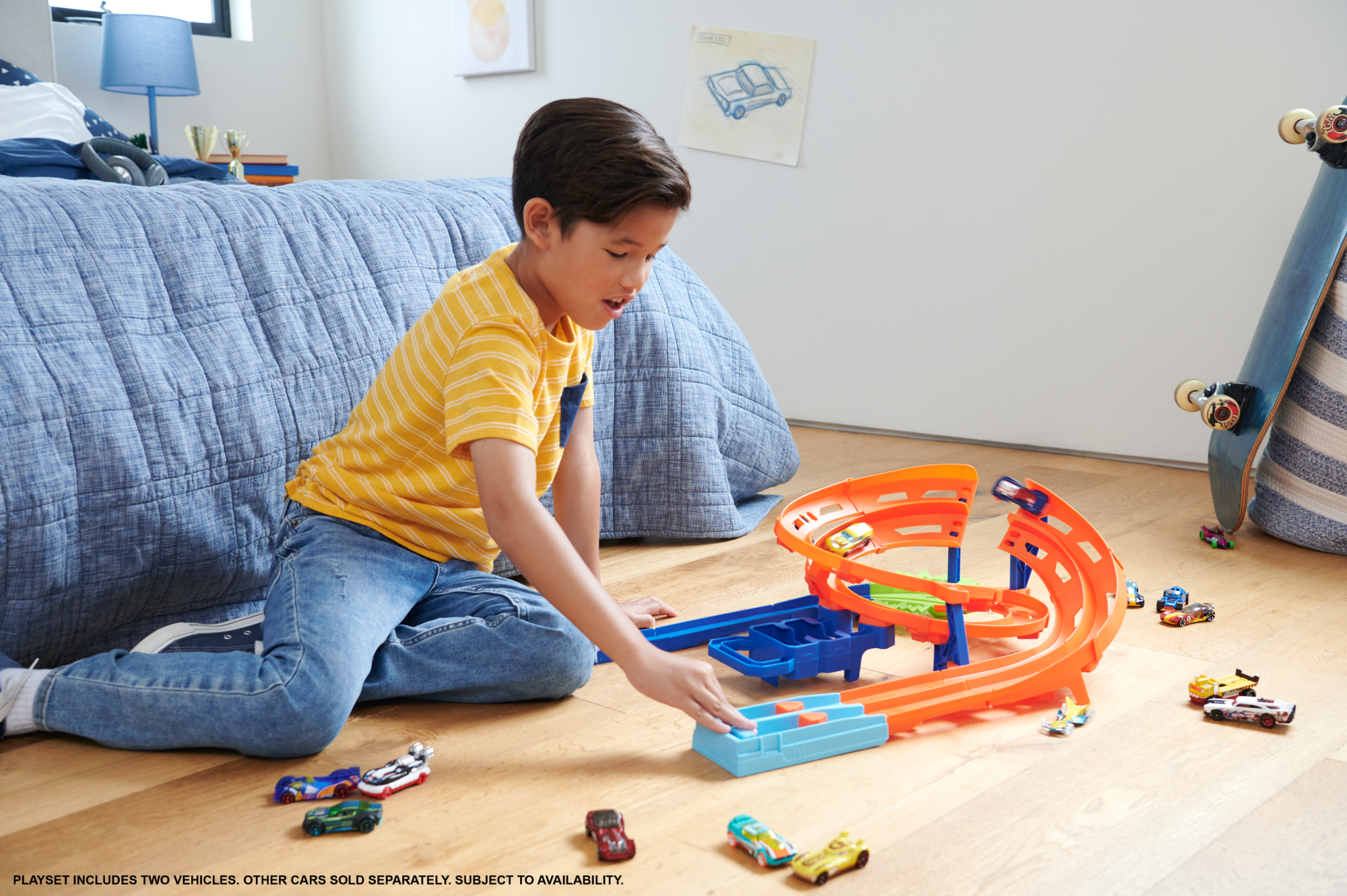 Hot Wheels Whip Around Raceway. 2 Toy Cars in 1:64 Scale. Storage