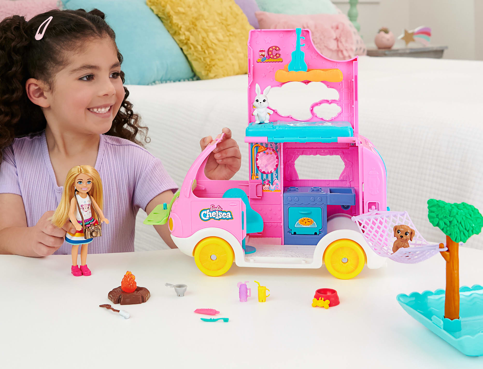 Barbie Chelsea 2-in-1 Camper Playset With Chelsea Small Doll. 2 Pets & 15 Accessories - Image 2
