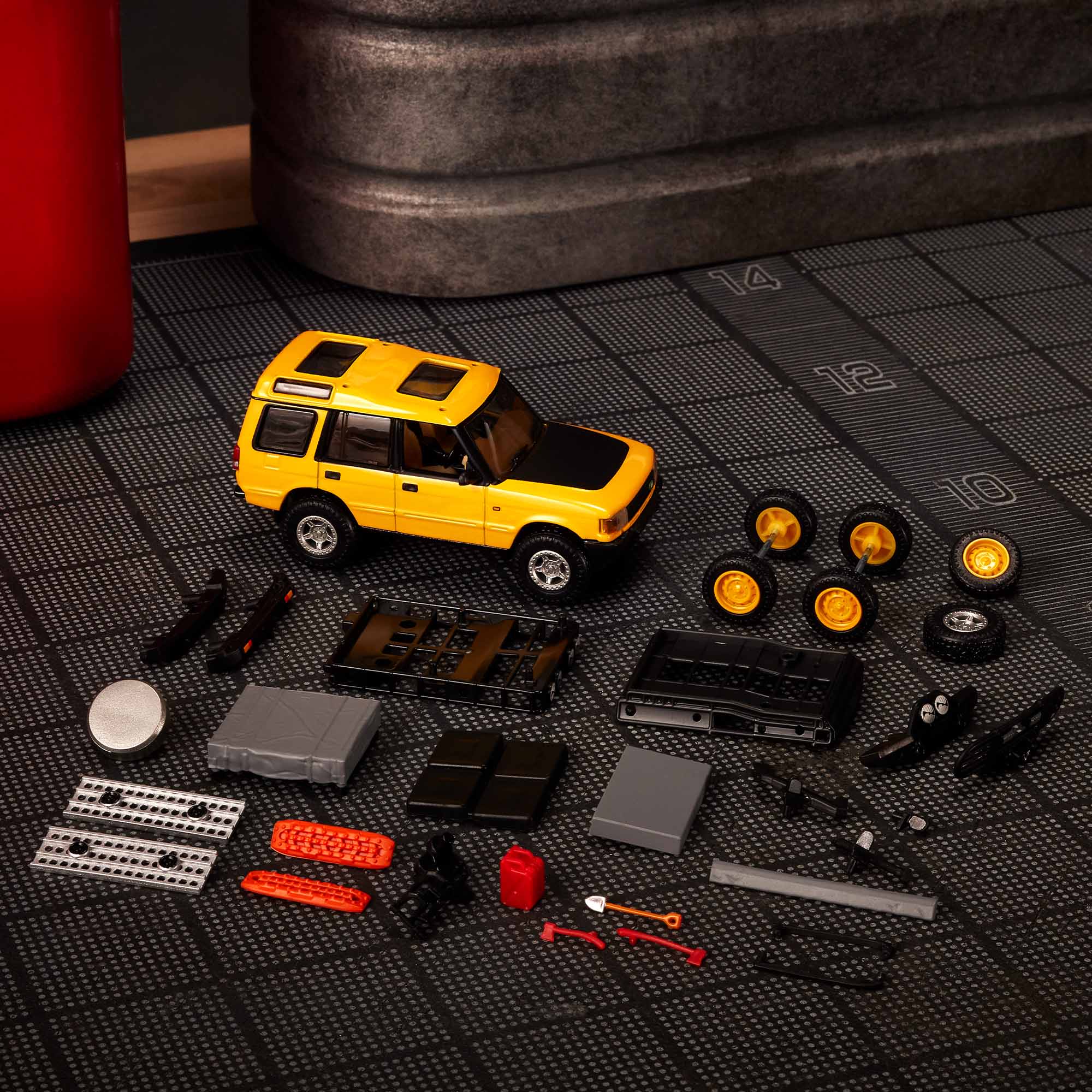 Hot Wheels Elite 64 Mod Shop '94 Land Rover Discovery - Image 13