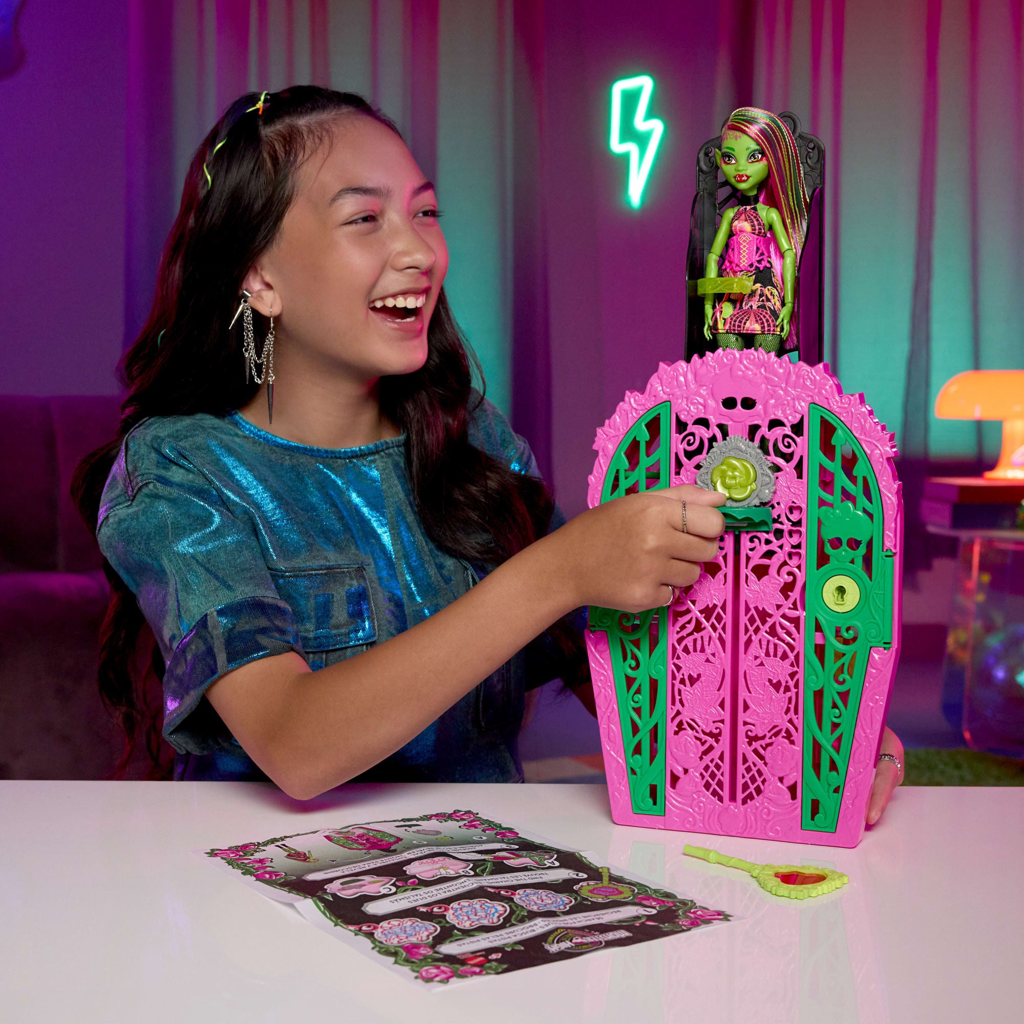 Monster High Skulltimate Secrets Garden Mysteries Playset. Venus Mcflytrap Doll With 19+ Surprises - Image 2