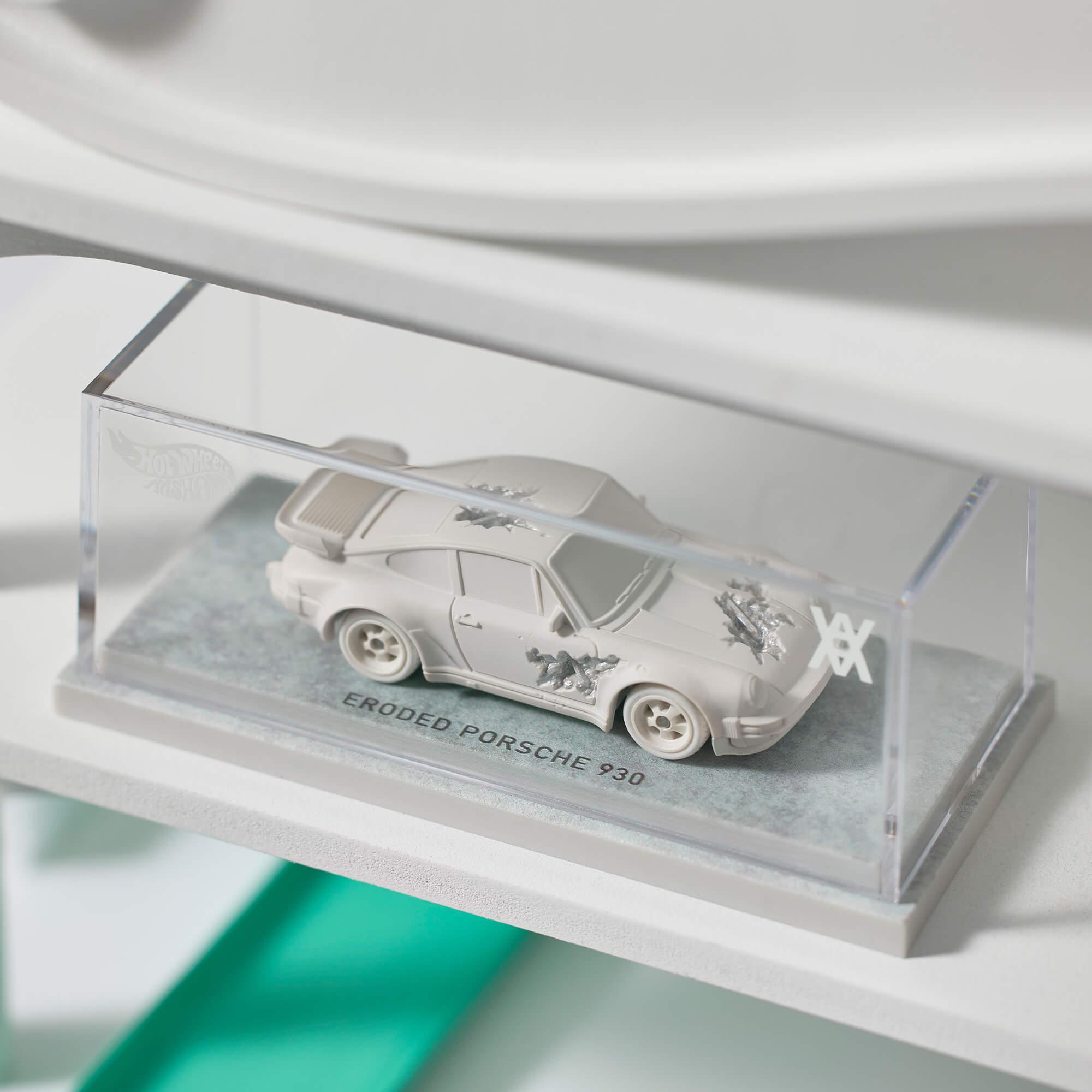 Hot Wheels x Daniel Arsham Eroded Porsche 930 and Rally Case - Image 3