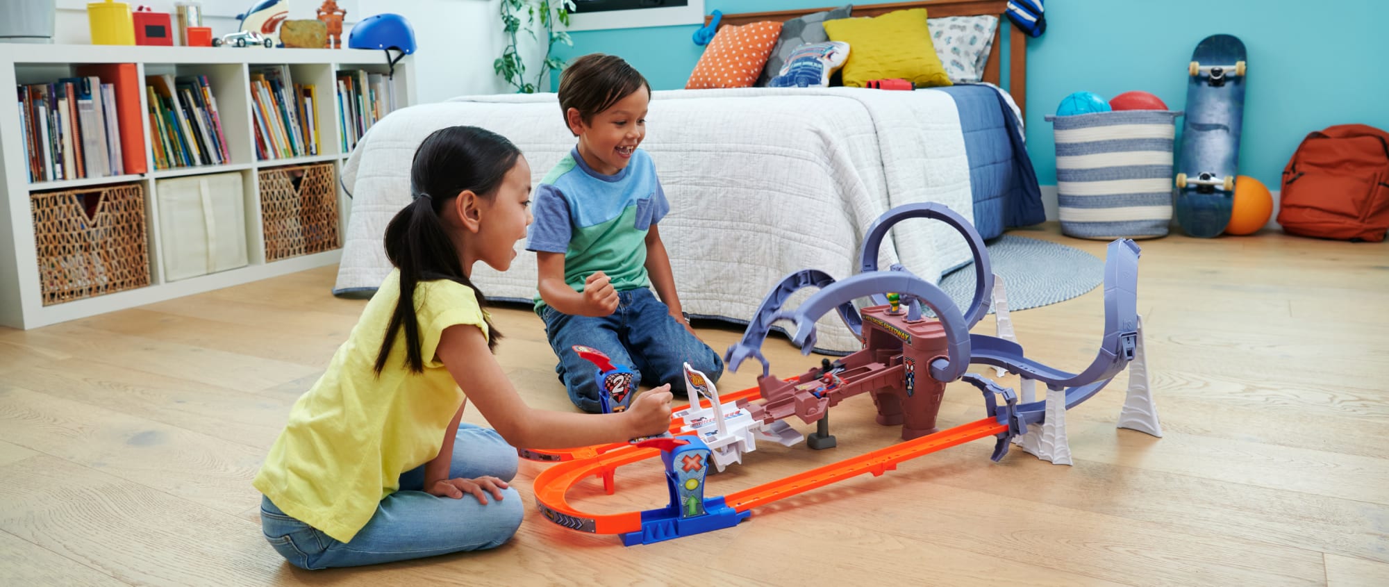 Hot Wheels Racerverse Spider-Man's Web-Slinging Speedway Track Set With 2 Hot Wheels Racers - Image 2