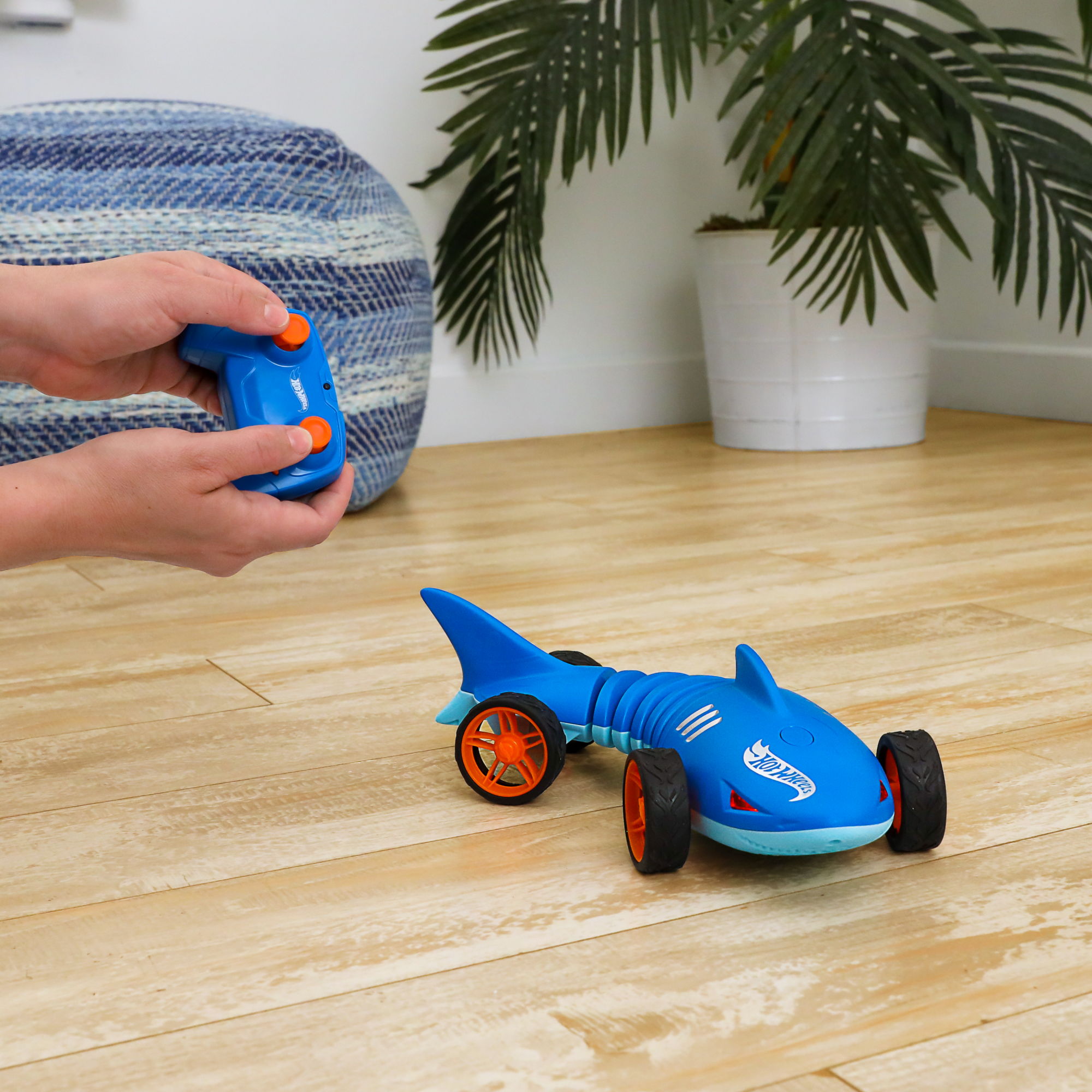 Hot Wheels RC 1:15 Scale Shark Speeder. Battery-Powered Remote-Control Vehicle - Image 2