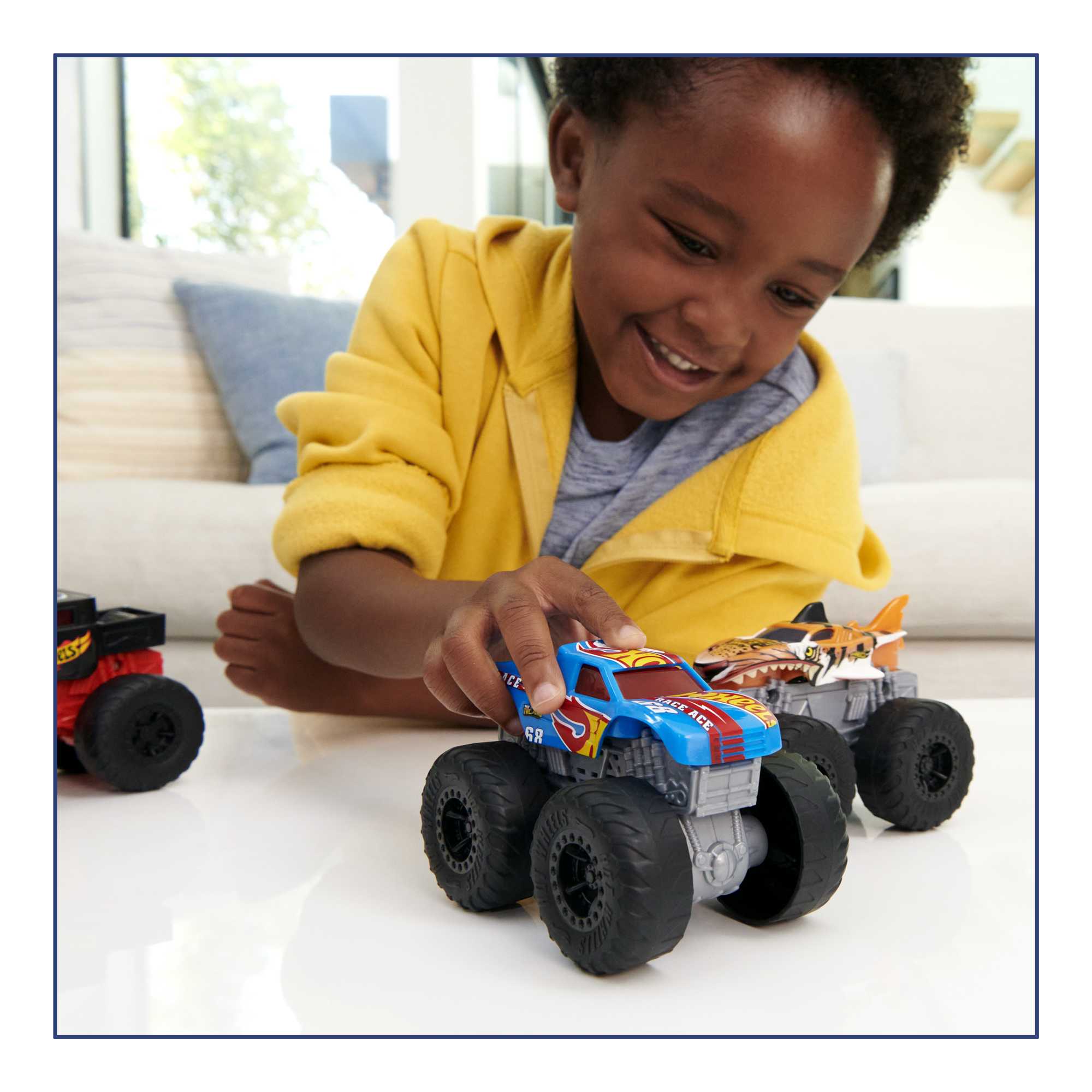 Hot Wheels Monster Trucks Roarin' Wreckers Tiger Shark - Image 2