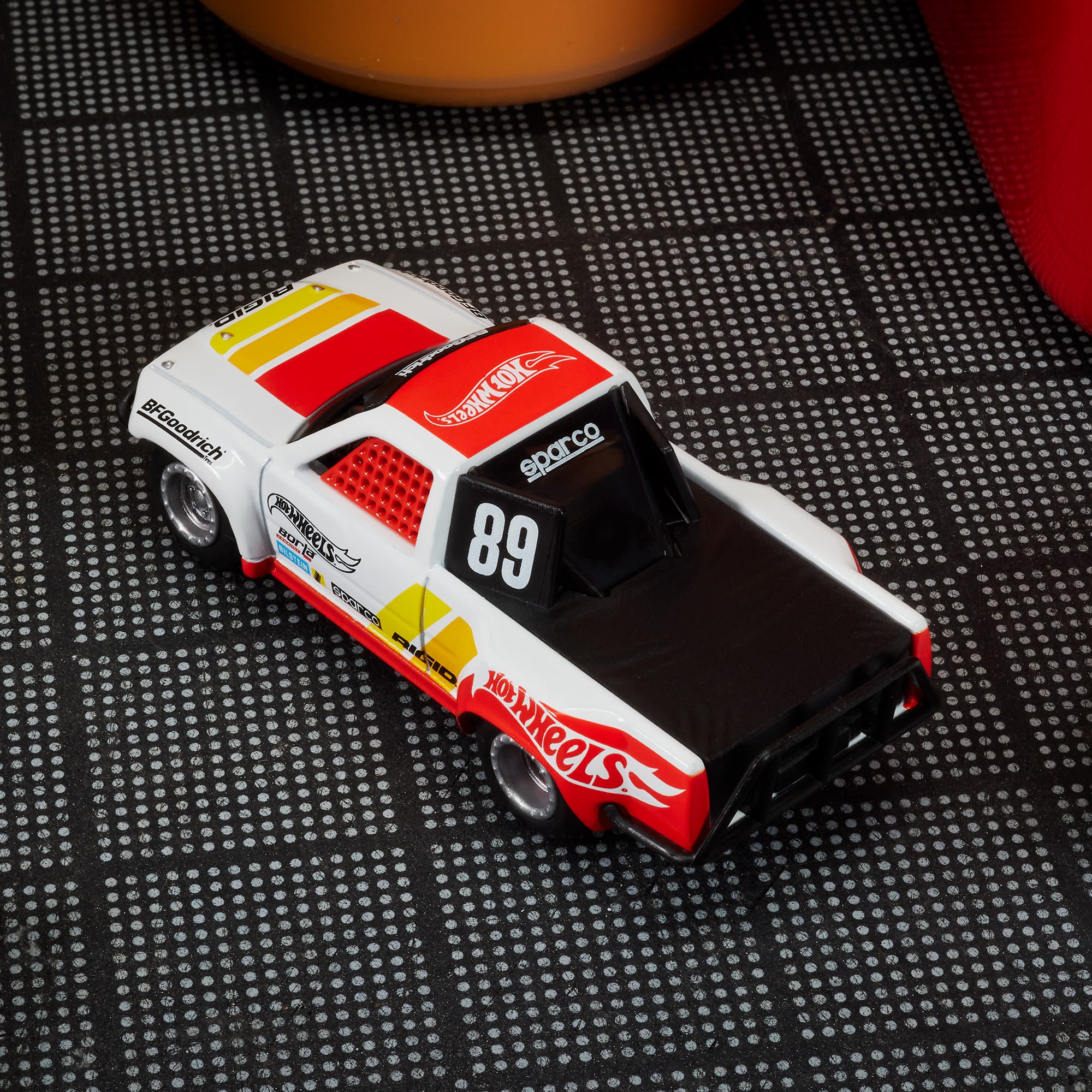 Hot Wheels Elite 64 1989 Toyota HiLux Stadium Truck - Image 5