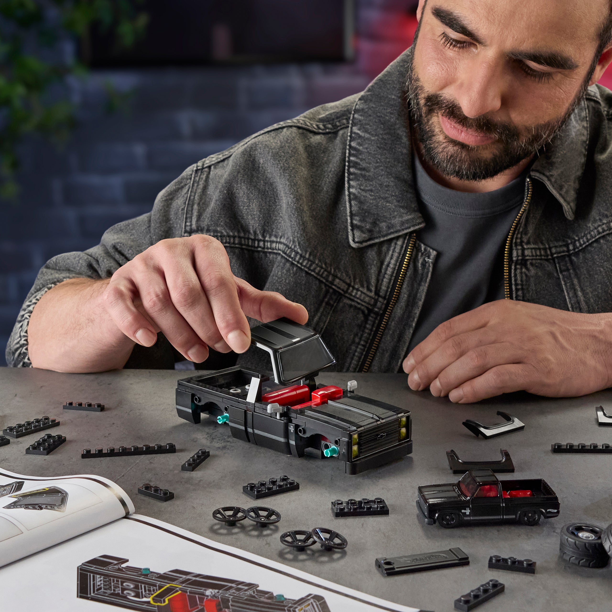 Mattel Brick Shop Hot Wheels Jogo de Construção Speed '83 Chevy Silverado - Image 2
