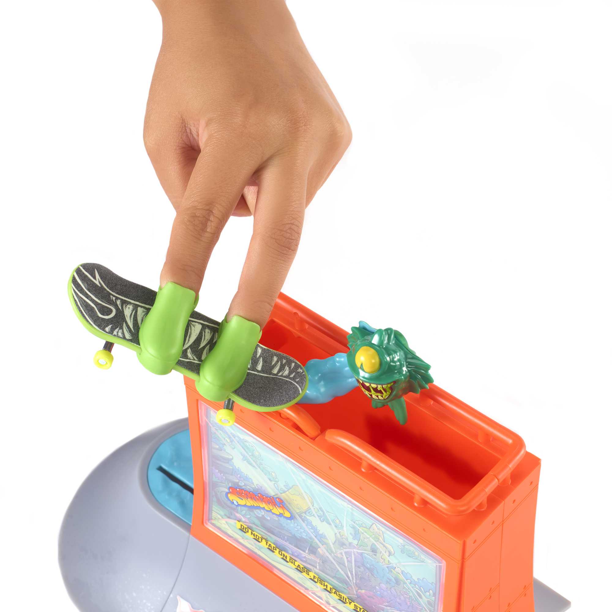 Hot Wheels Skate Aquarium Skatepark Set With Tony Hawk Fingerboard & Skate Shoes - Image 3